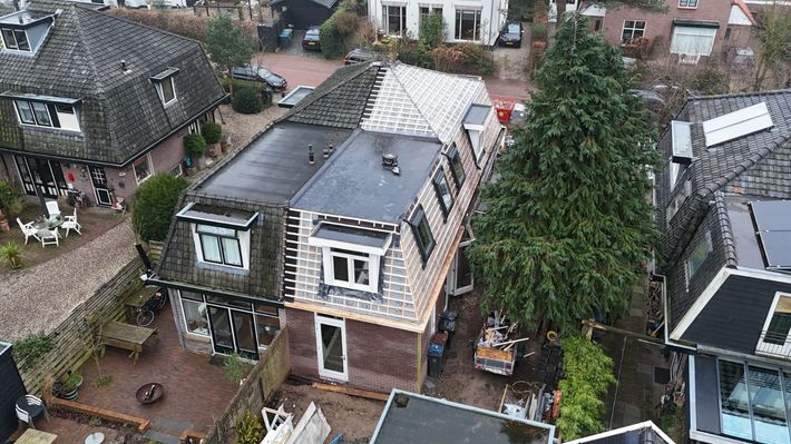 Luchtfoto dak renovatie huis. Dakwerk in voorbereiding op woning.