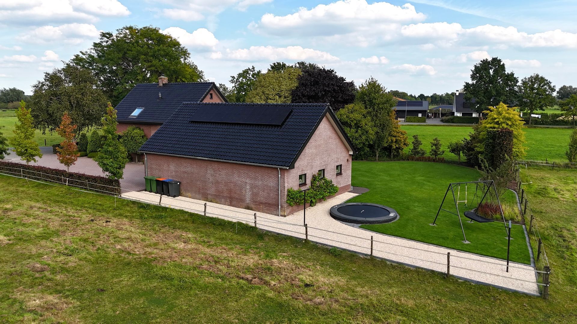 Gerenoveerde woning met moderne dakconstructie. Dakrenovatie en woningverbouwing.
