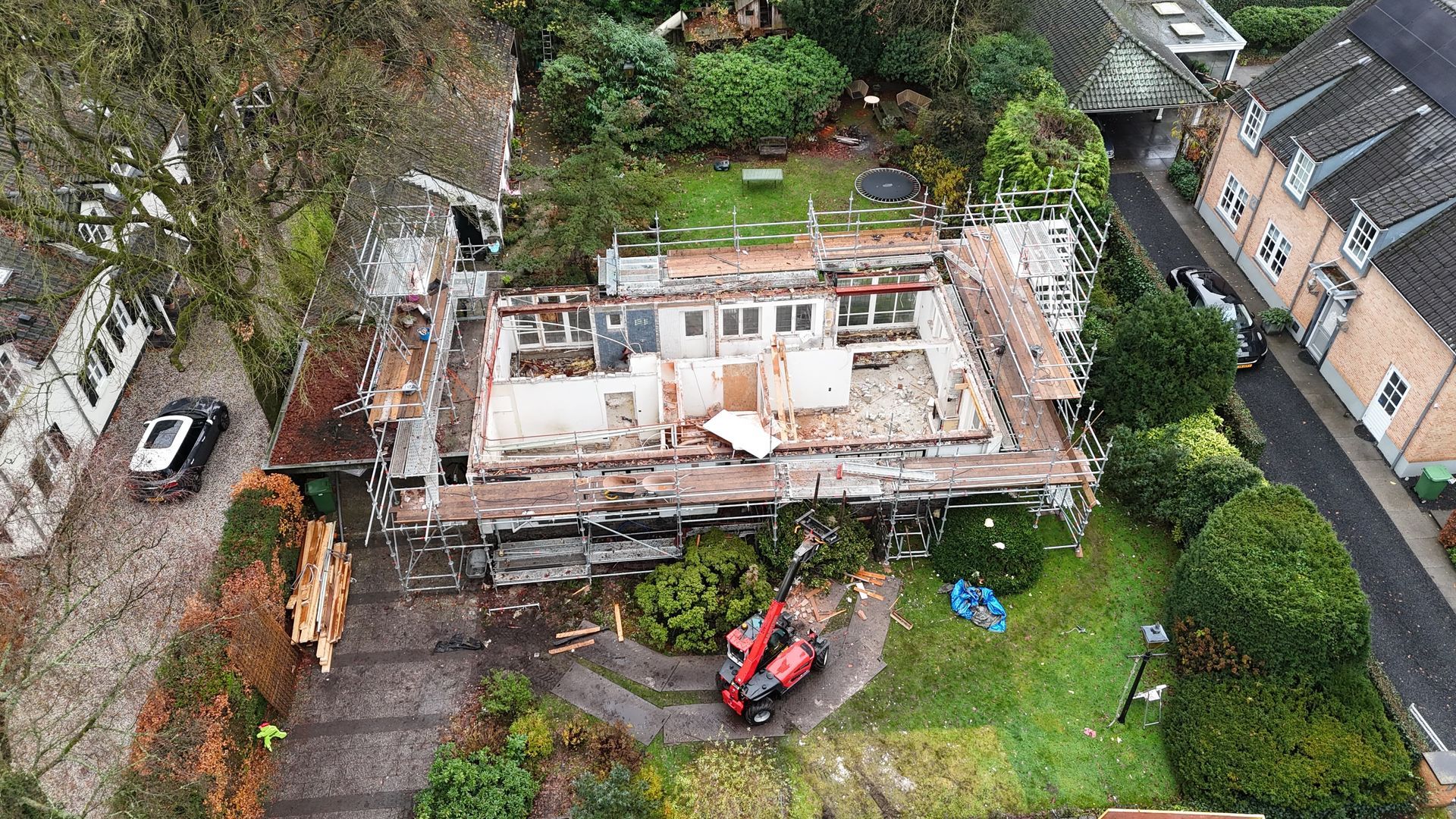Luchtfoto aanbouw bouwproces. Constructie in aanbouw vogelvlucht. Verbouwing renovatie.