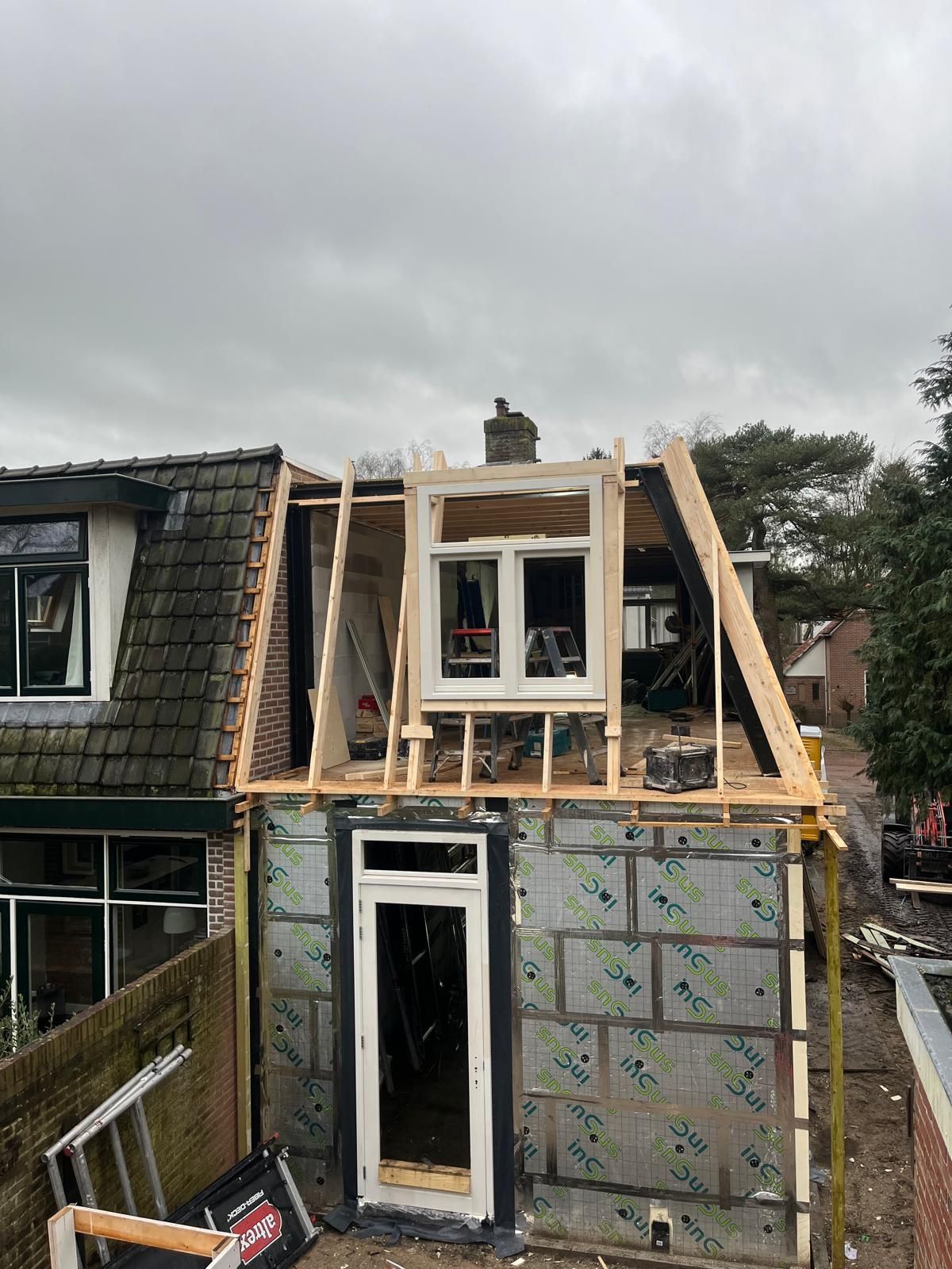 Dakkapelverbouwing constructie. Woning dakopbouw houten structuur