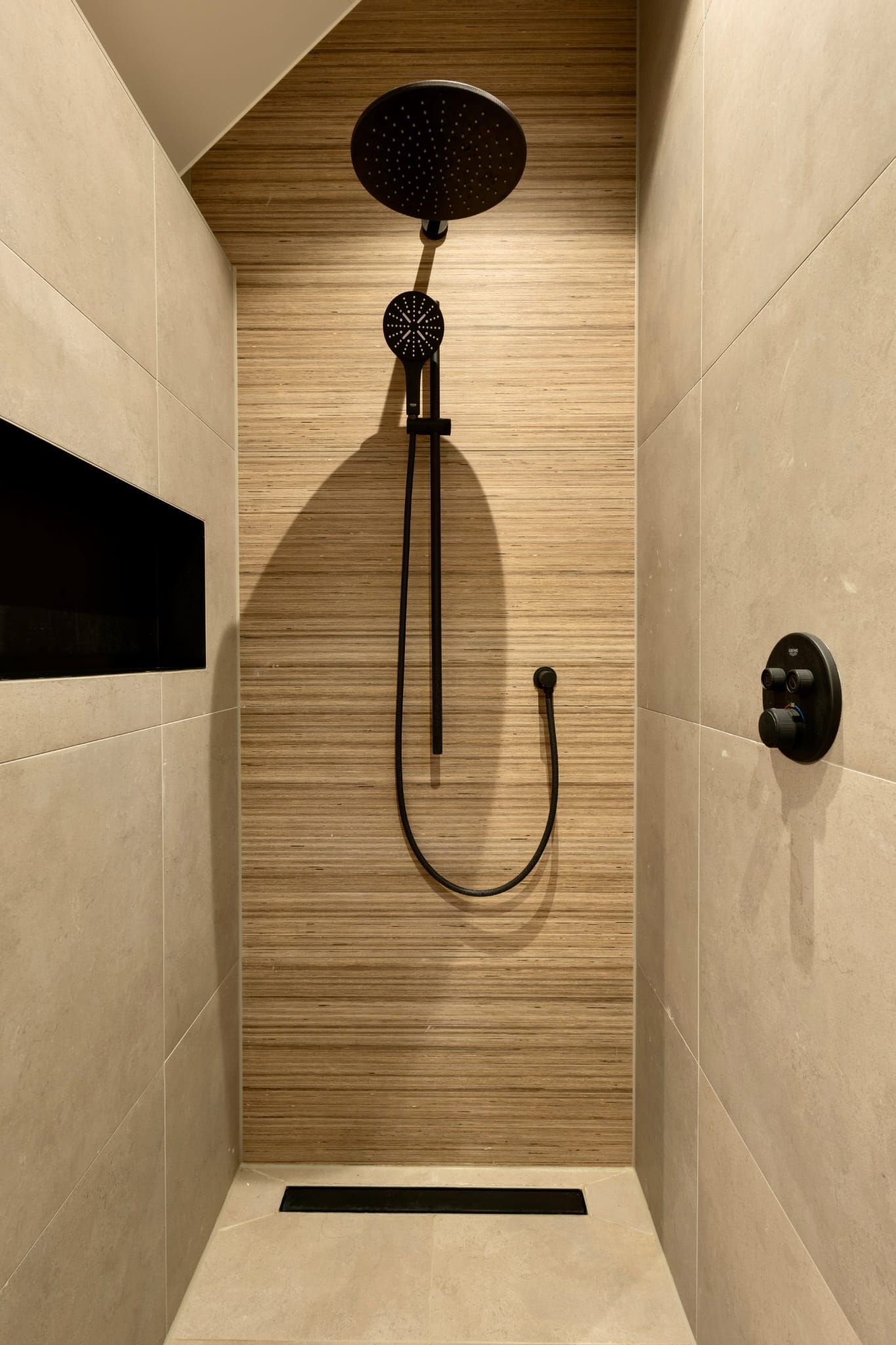 Interieur douchekop badkamer. Aannemer sanitair installatie woning.