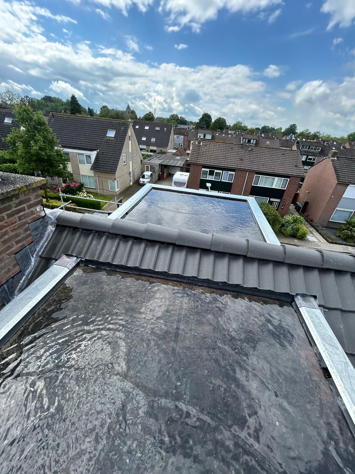 Dakrenovatie en verbouwing in wijk.
