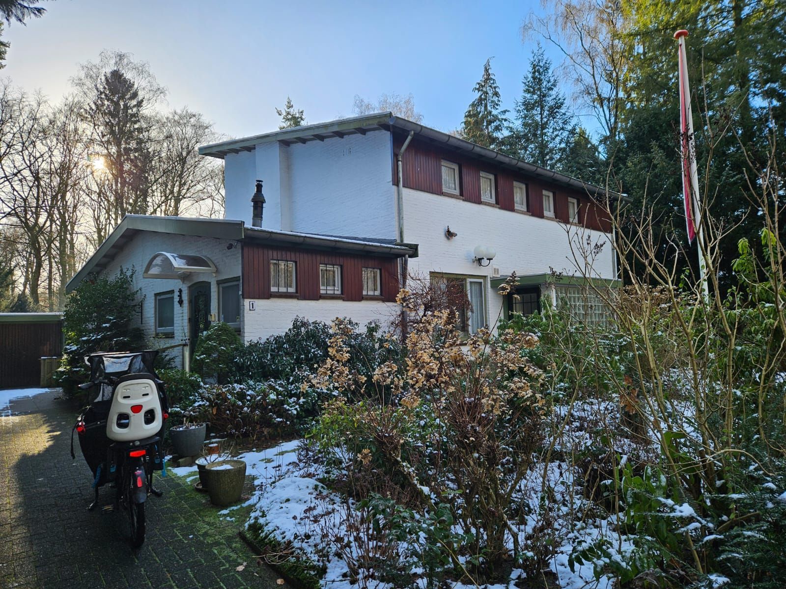 Gerenoveerd huis twee verdiepingen rode witte baksteen. Aannemer renovatie woning verbouwing.