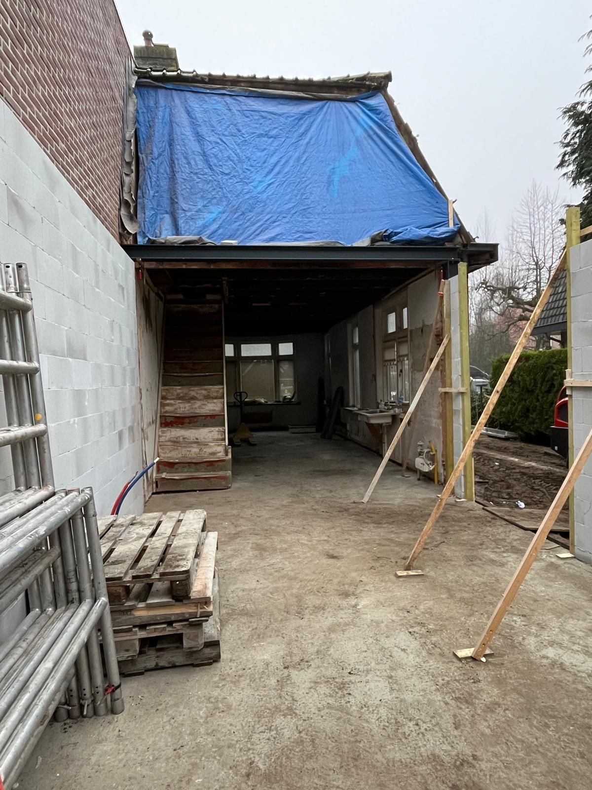 Dakkapel verbouwing voortgang. Woning dakvergroting renovatie project