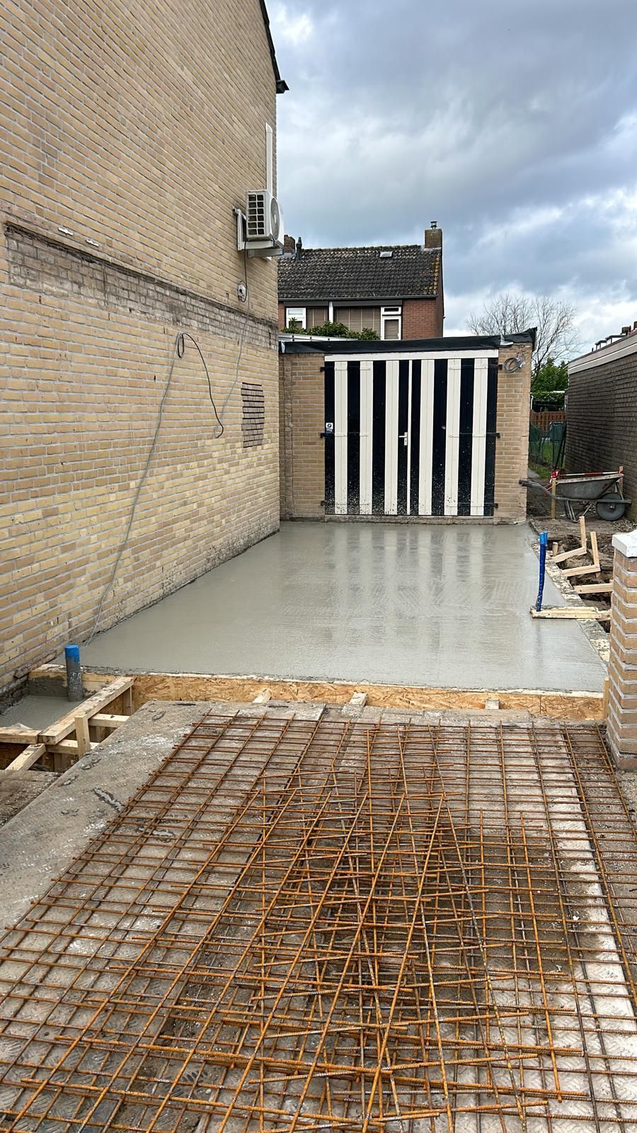 Tuinhuis aanbouw bakstenen. Voortuin verbouwing modern design