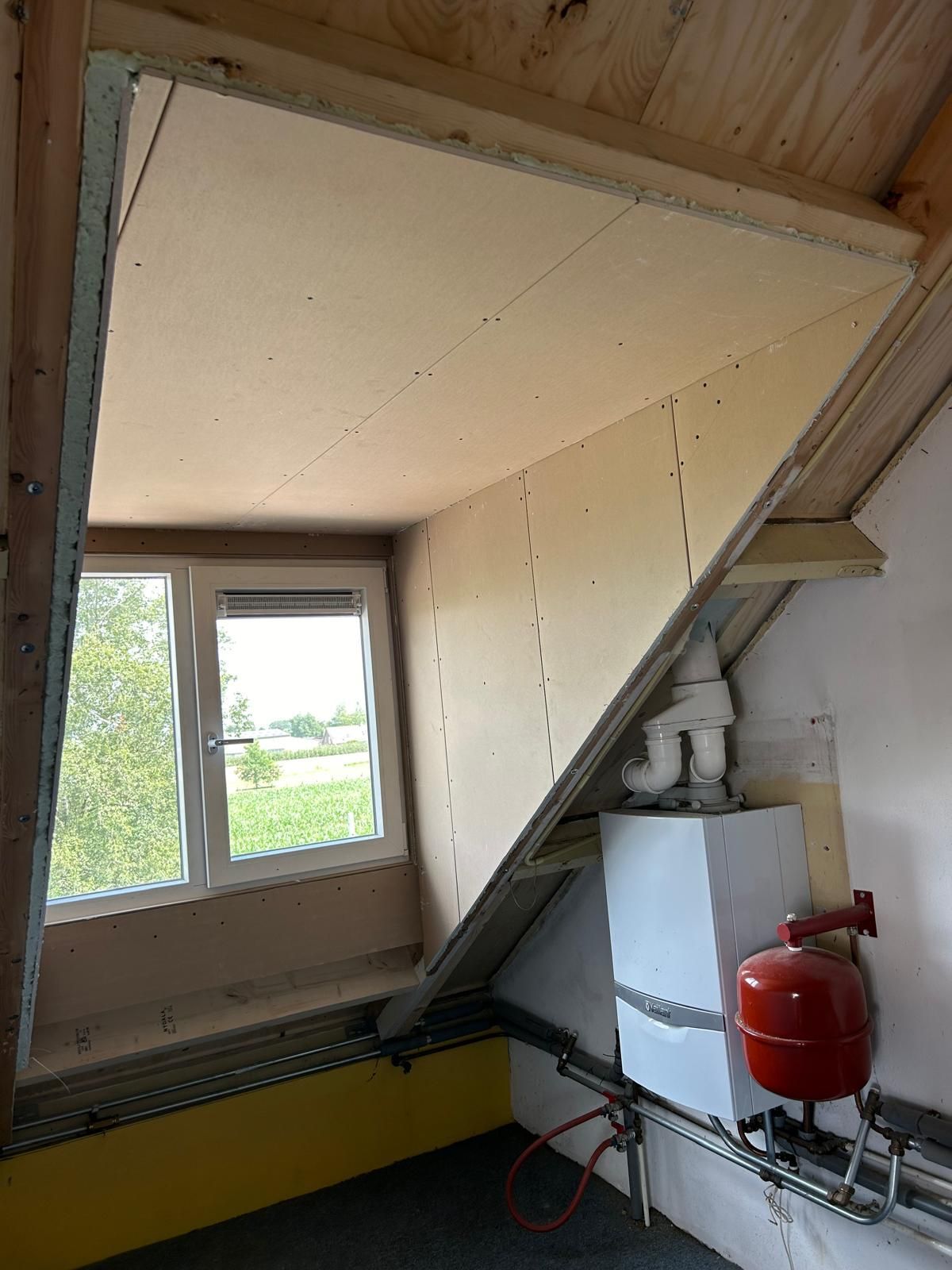 Plafondafwerking gipsplaten. Verbouwing interieur en renovatie afwerking.