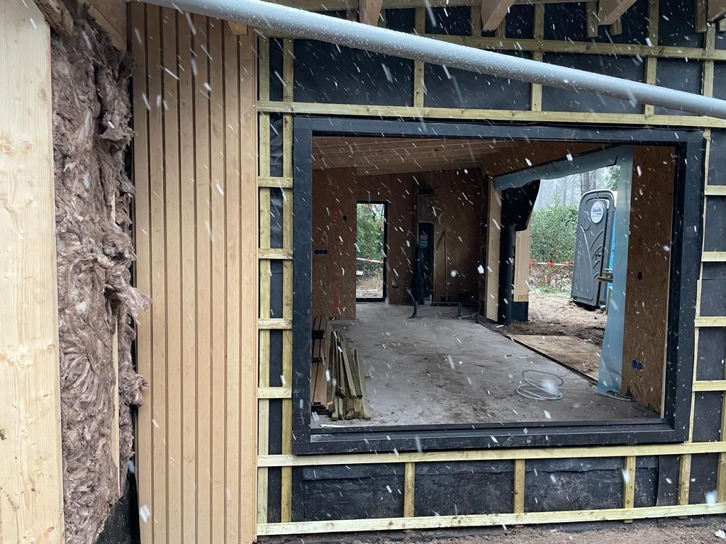 Renovatie werkzaamheden met houten scheidingen en afwerking.