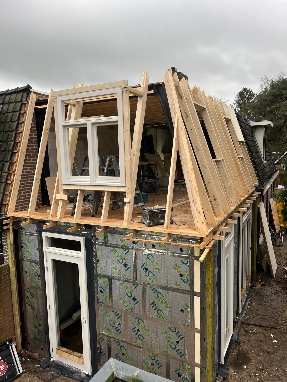 Dakkapelconstructie houten raamwerk. Verbouwing dak opbouw timmerwerk