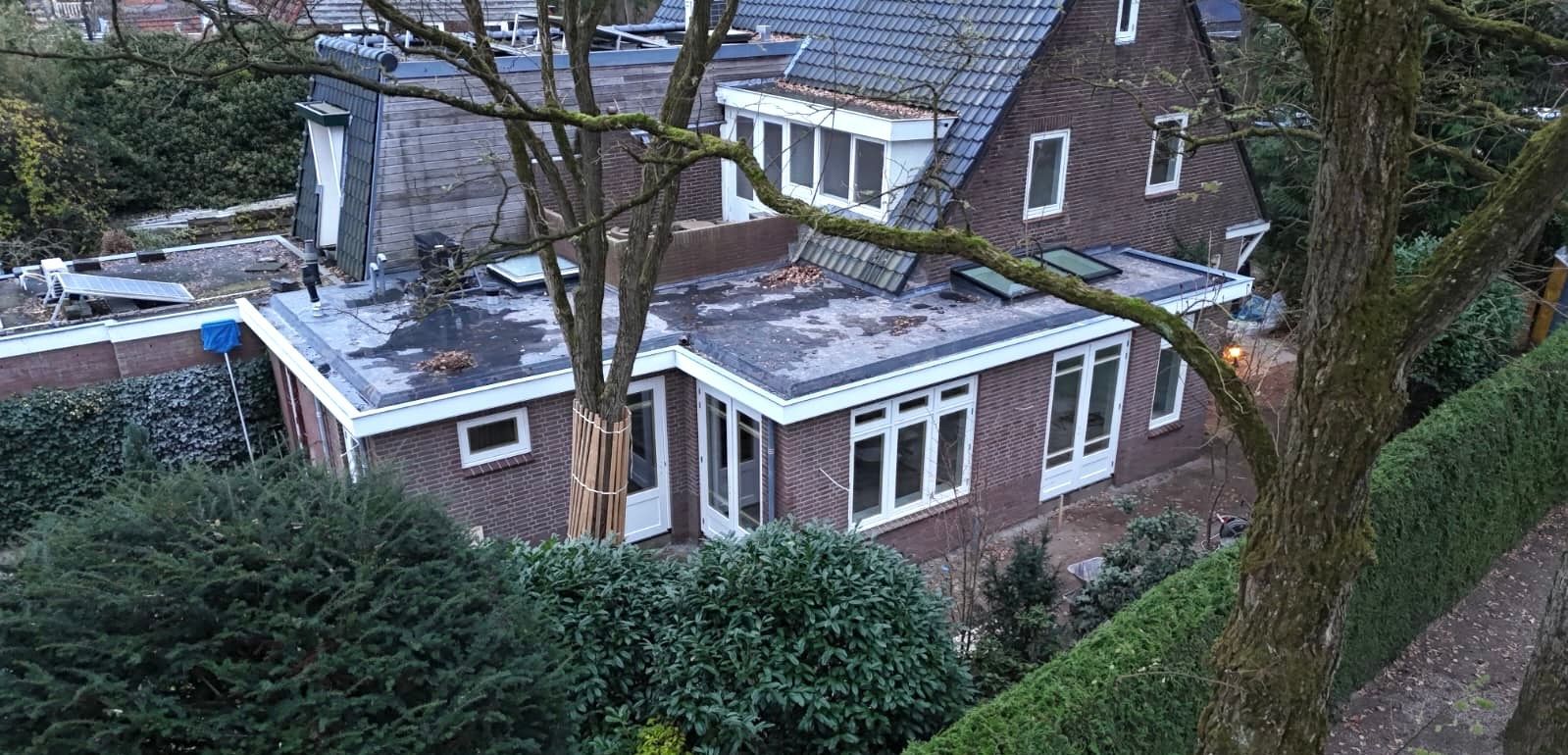 Luchtfoto gerenoveerde woning met moderne aanbouw. renovatie en verbouwing.