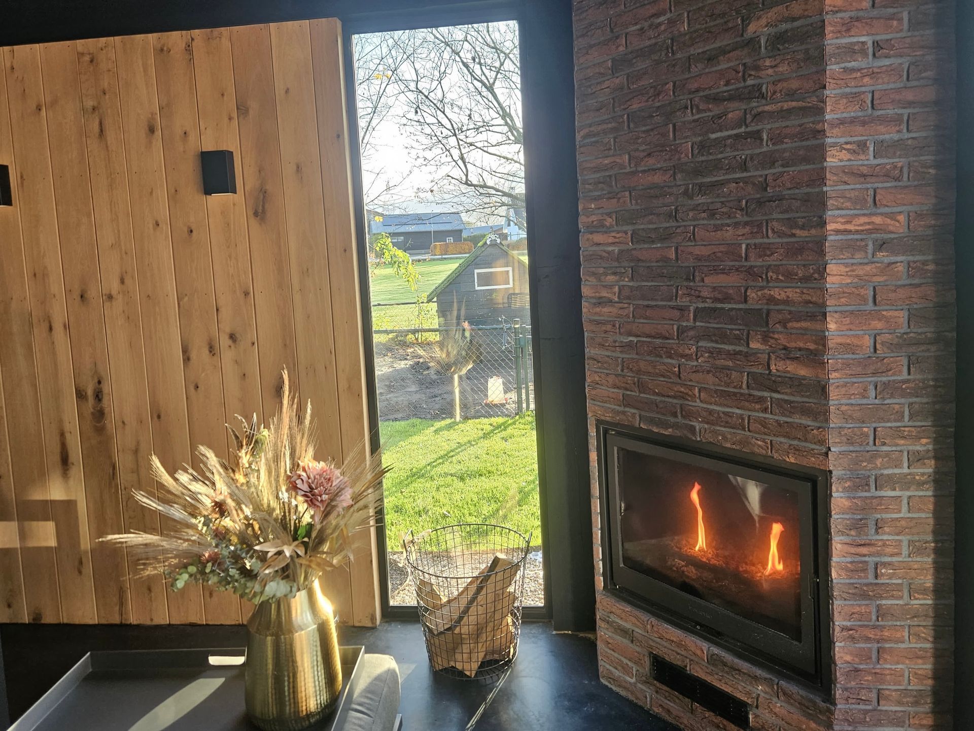 Interieur moderne aanbouw met haardplaats en houten wand. Interieur verbouwing en aanbouw.