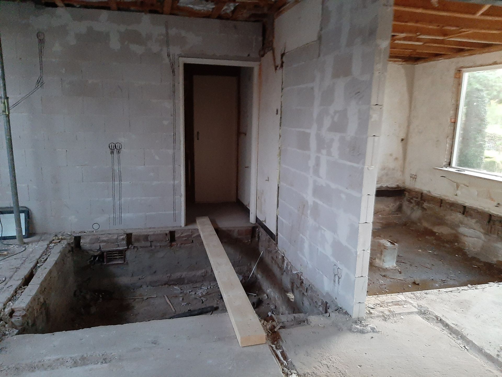 Badkamer en leidingen tijdens renovatie van woning