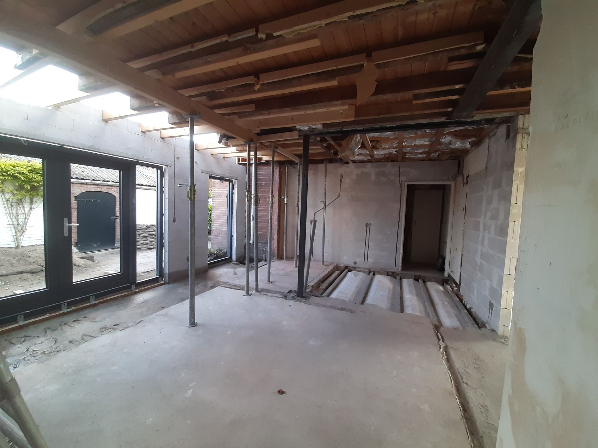Woonkamer en eetkamer tijdens renovatie en verbouwing van woning