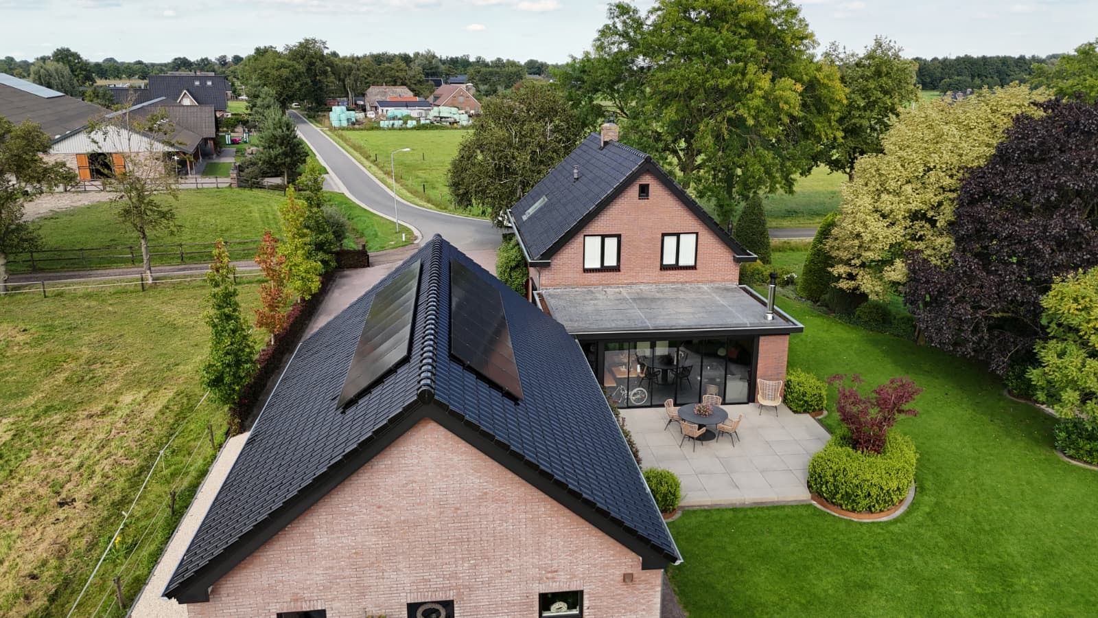 Luchtfoto gerenoveerde woning met twee dakvolumes. Dakrenovatie en woningverbouwing.