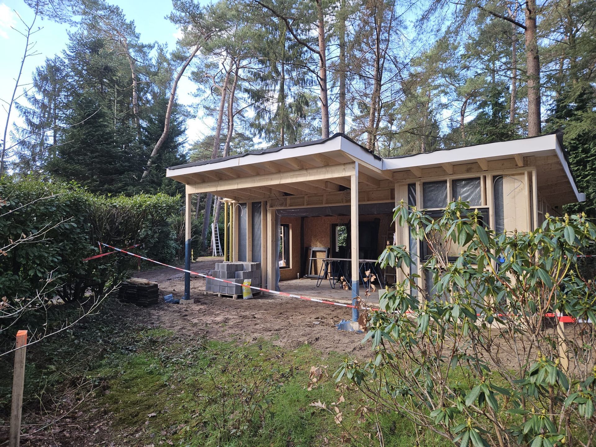 Gerenoveerd modern tuinhuisje aanbouw en verbouwing.