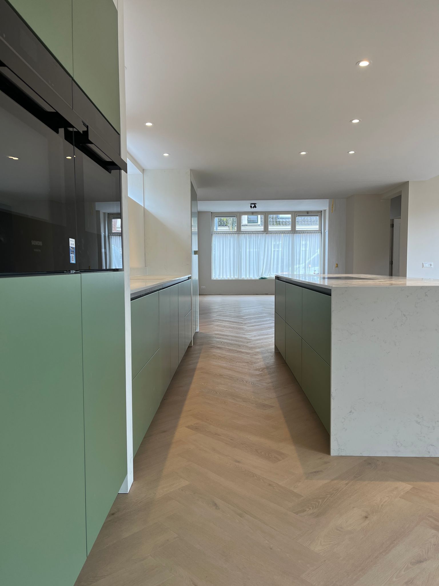 Modern plafond wit verlichting. Interieur afwerking woonruimte