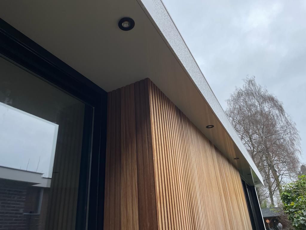 Modern wit dak detail moderne aanbouw. Afwerking woninguitbouw.