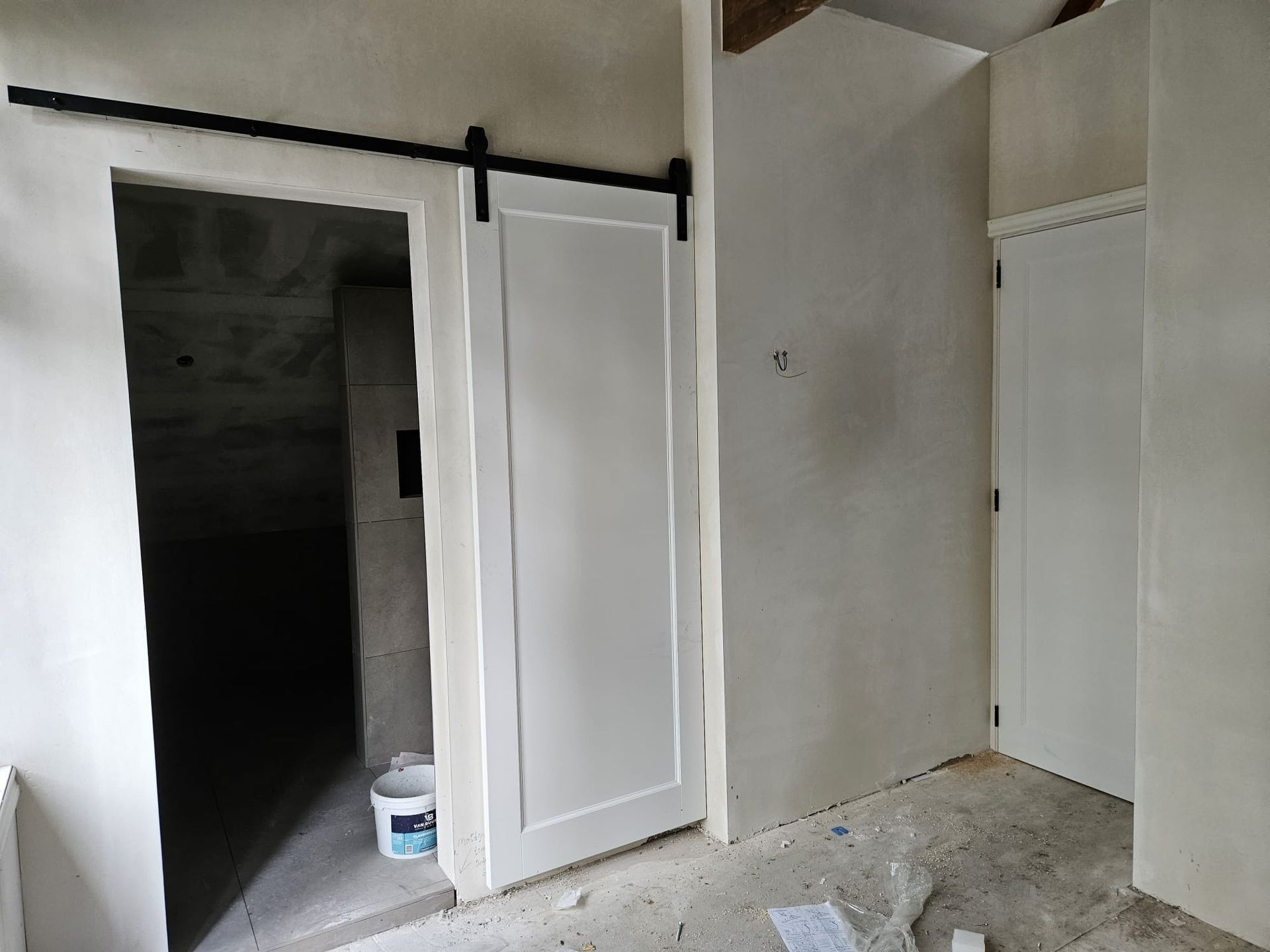 Interieur gang met deuren. Binneninterieur renovatie en aanbouw woning.