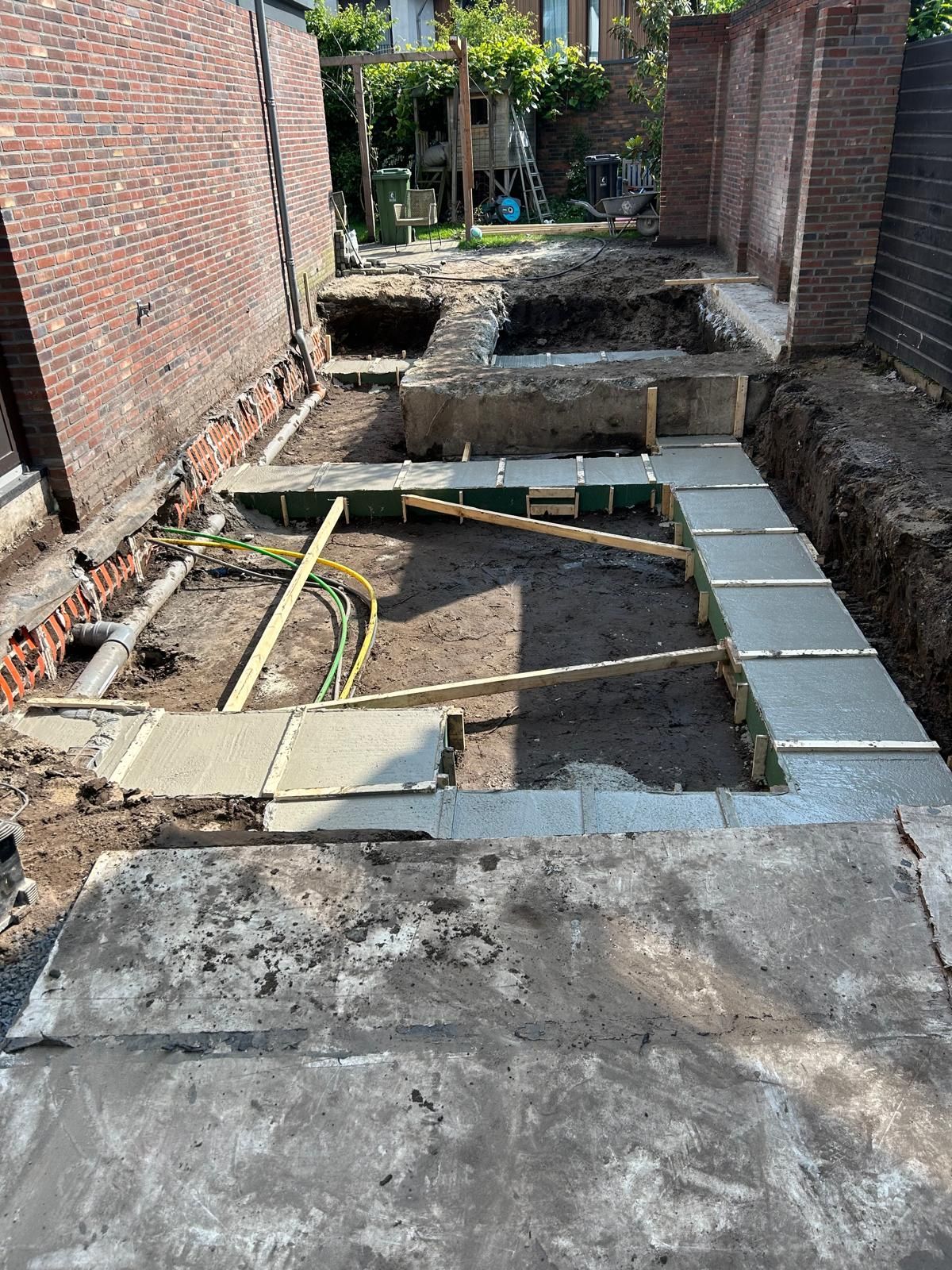 grondwerk tijdens bouw van bijgebouw 