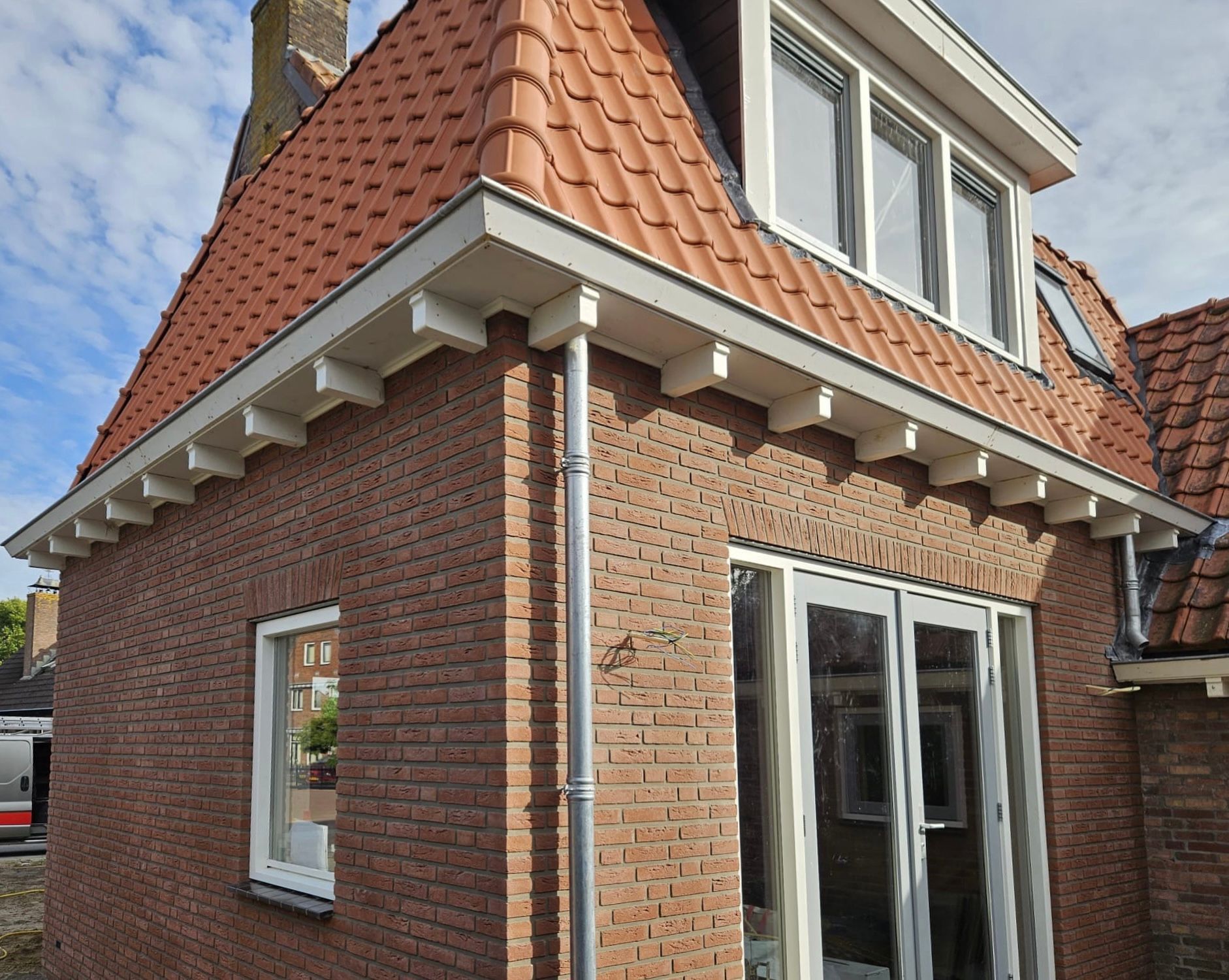 Aanbouw overstekking dakwerk. Moderne verbouwing detail.