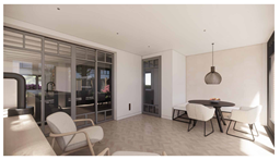 Moderne eethoek met ronde tafel, witte stoelen, hanglamp en glazen schuifdeuren naar een balkon.