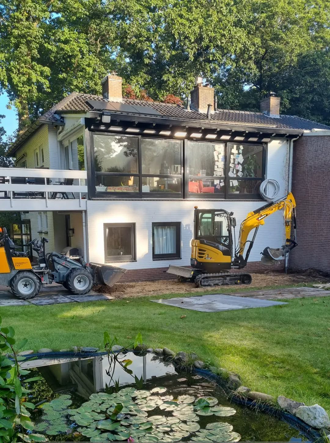 Moderne aanbouw met grote schuifdeuren. Uitbouw verbouwing en renovatie moderne aanbouw.