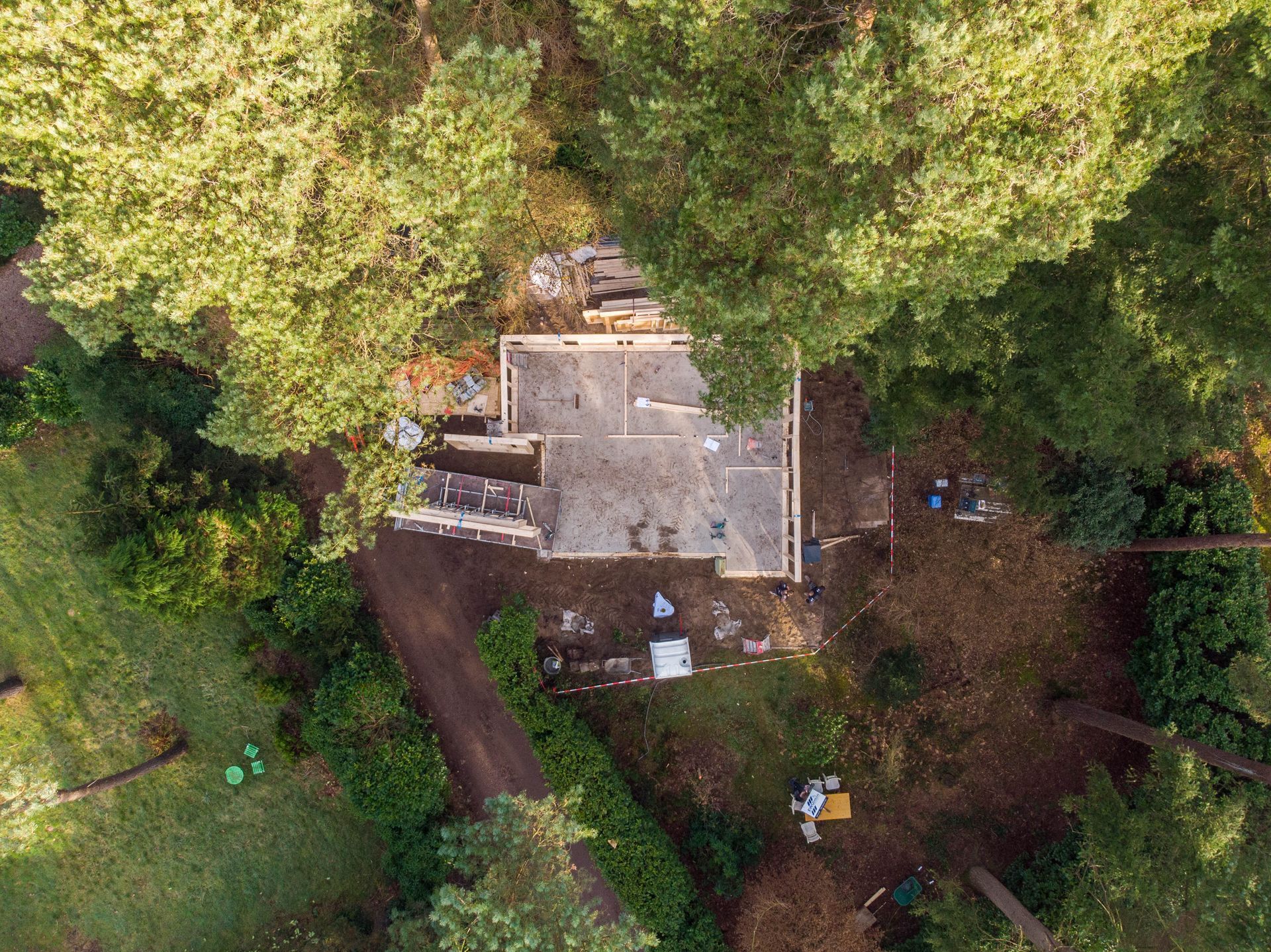 Luchtfoto modern huis tuin. Aanbouw bovenaanzicht constructie. Verbouwing renovatie.