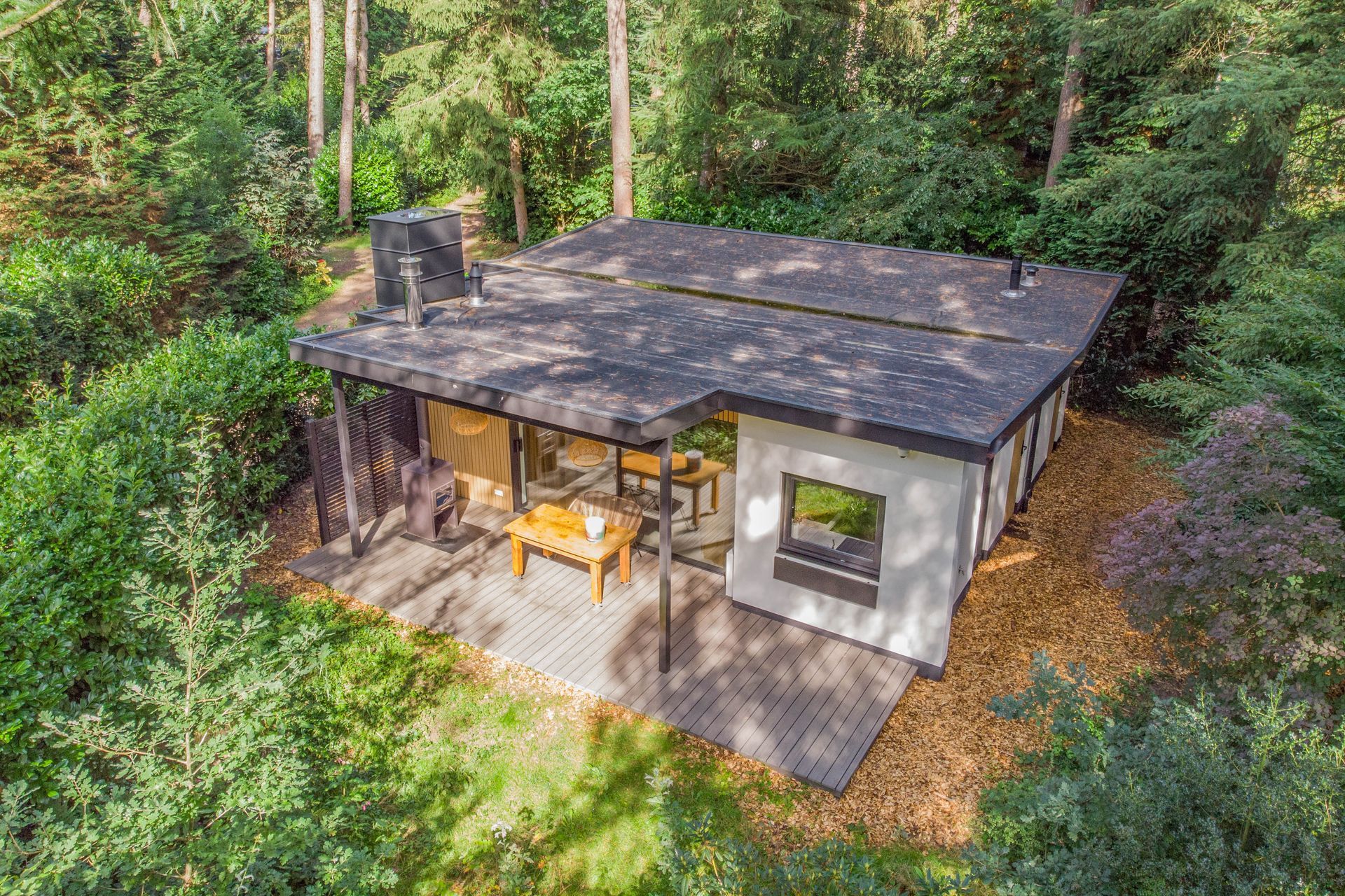 Houten tuinpaviljoen met dak. Moderne tuinbouw en terrasafwerking. 