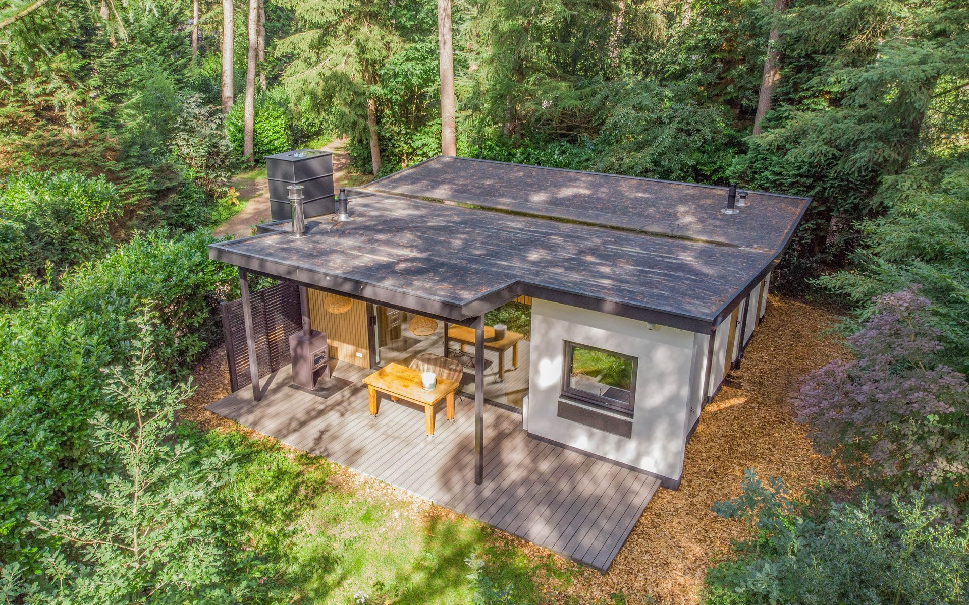 Modern poolhouse tuinhuis luchtfoto. Aanbouw en verbouwing tuin ontwerp.