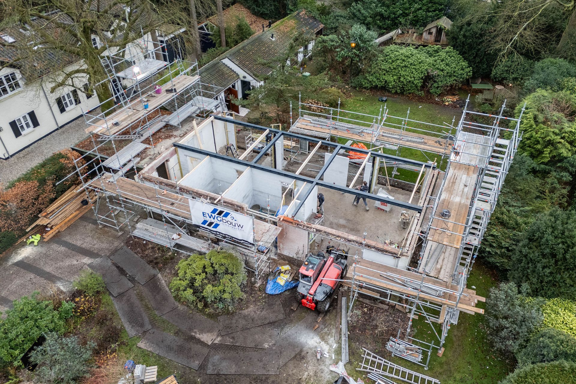 Luchtfoto bouwplaats staalbouw steiger. moderne uitbouw