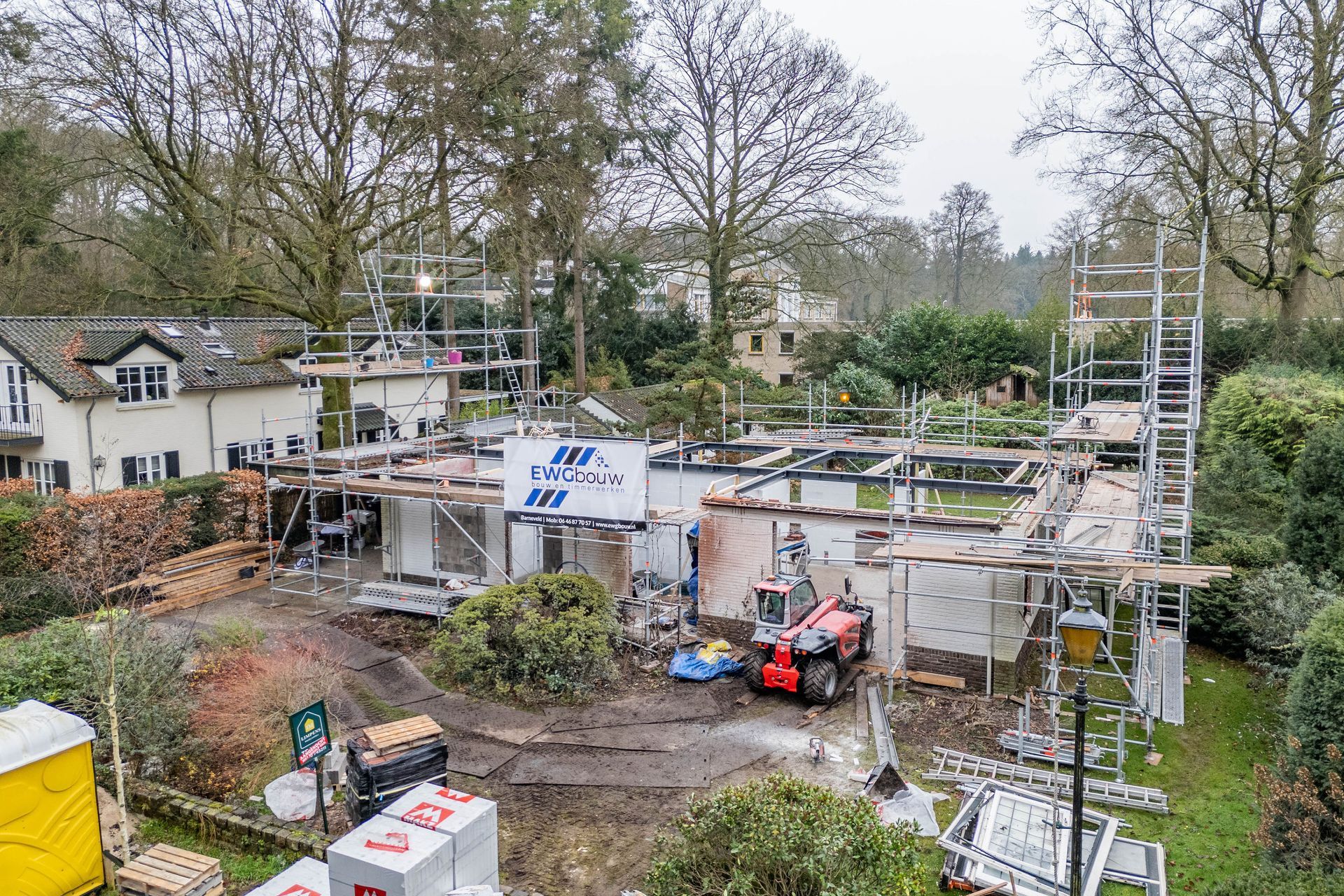 Luchtfoto bouwplaats steiger kraan. Huisverbouwing modern ontwerp