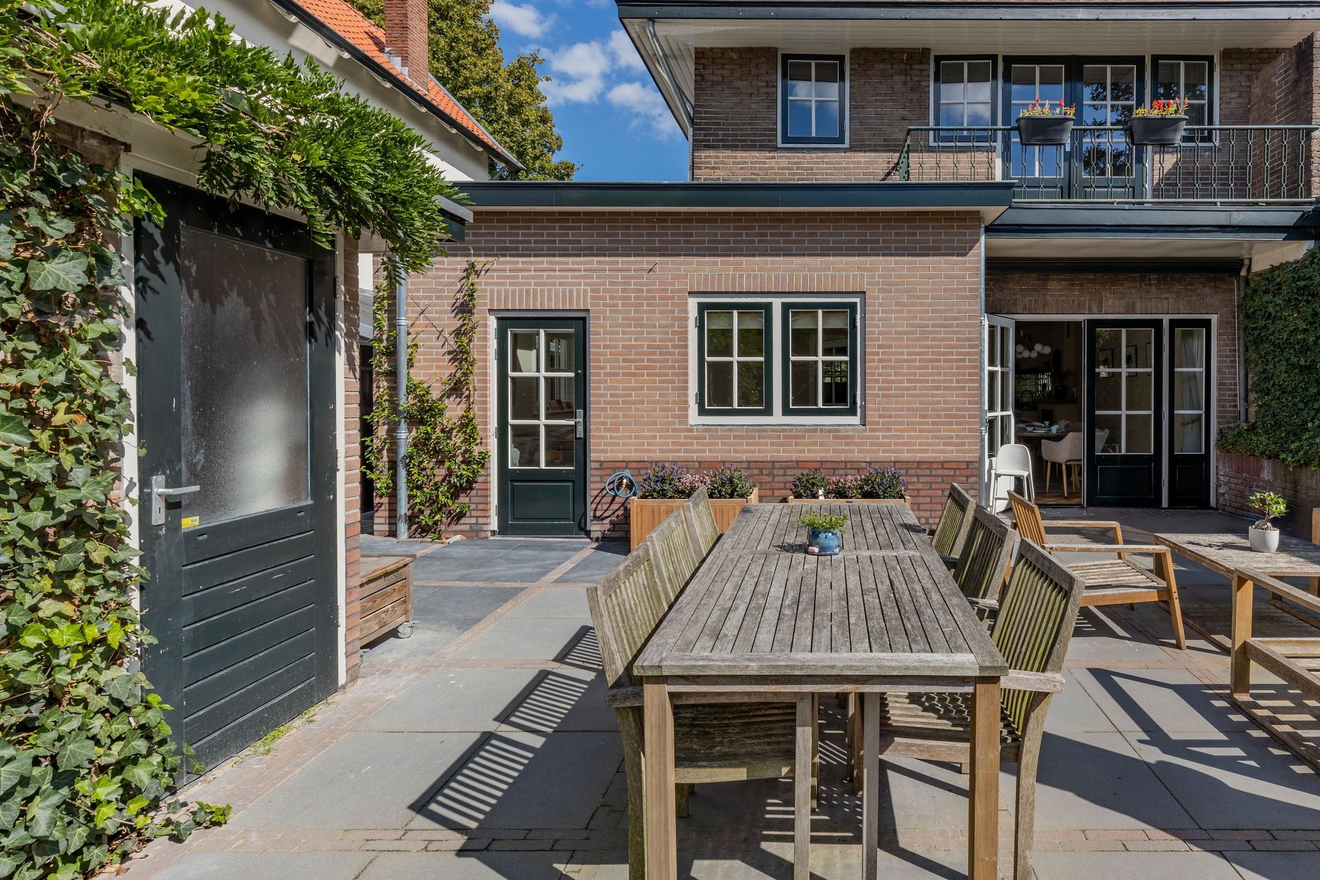 Moderne terras. Gerenoveerde buitenruimte afwerking.