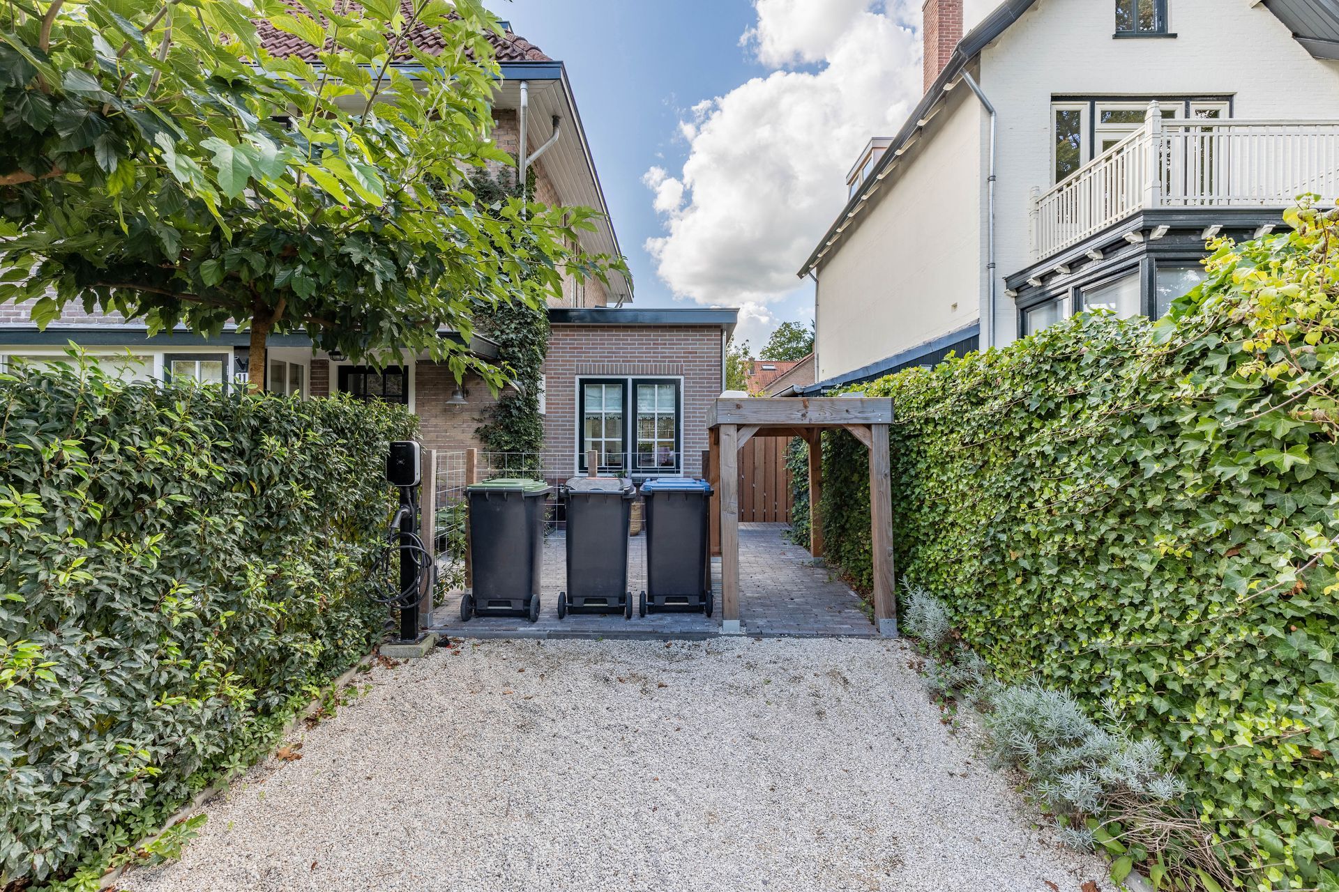 Moderne uitbouw en aanbouw aan woning. Verbouwing en renovatie woonruimte met terras.