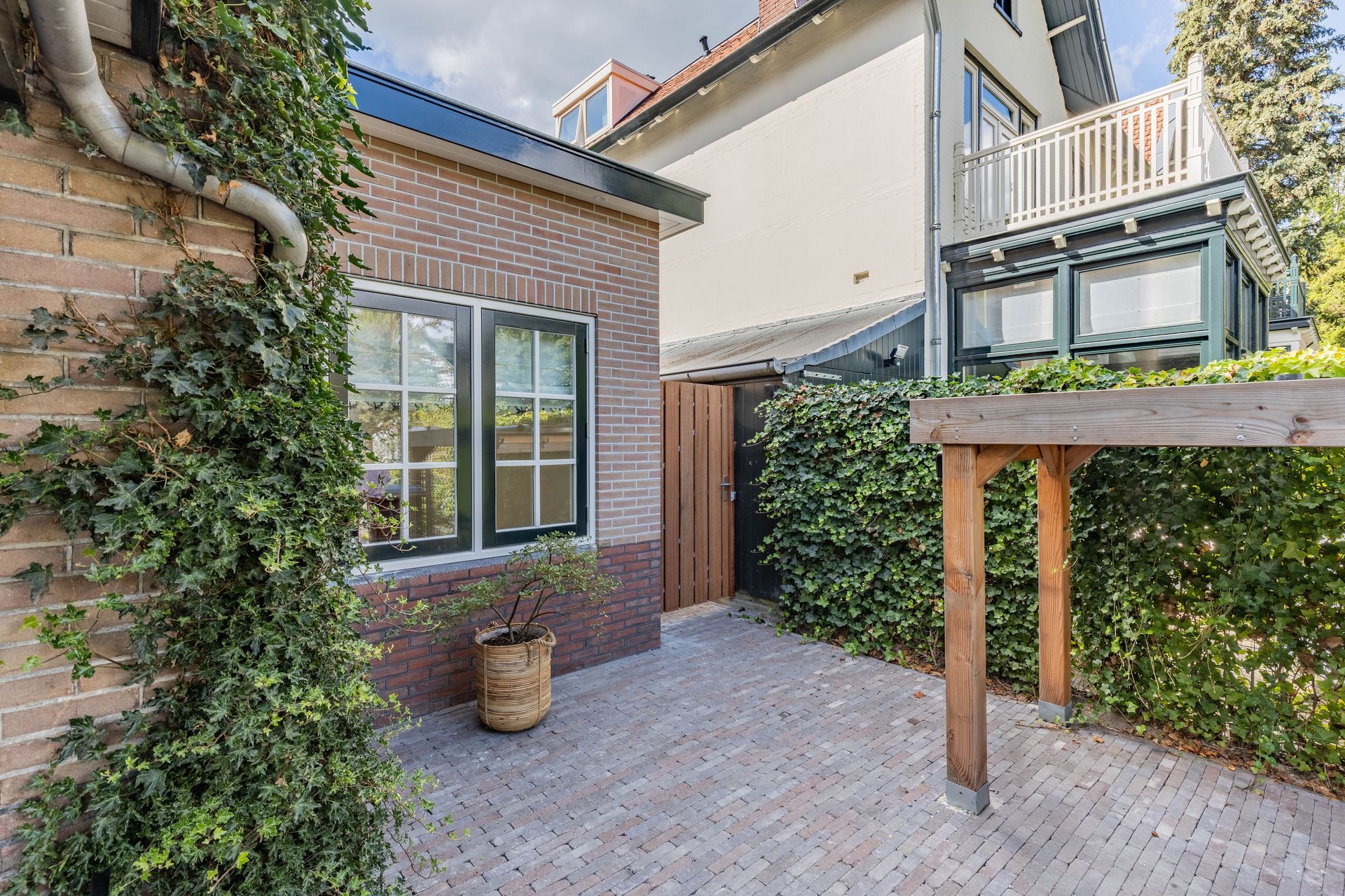 Donkere deuren en terras voor verbouwing en renovatie. Moderne aanbouw aan woning.