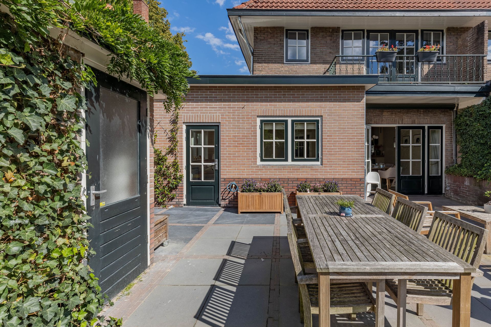 Gerenoveerde woning met houten serre en veranda. aanbouw en verbouwing.