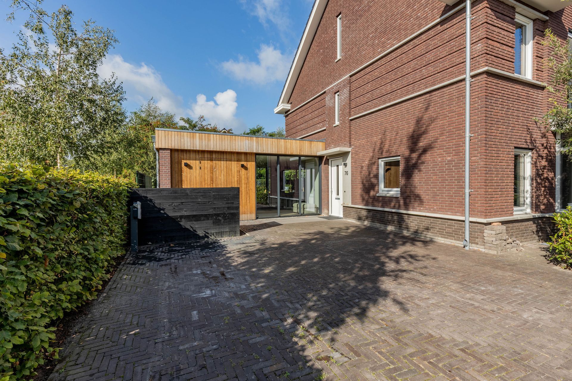 Renovatie aanbouw bakstenen woning houten aanbouw.