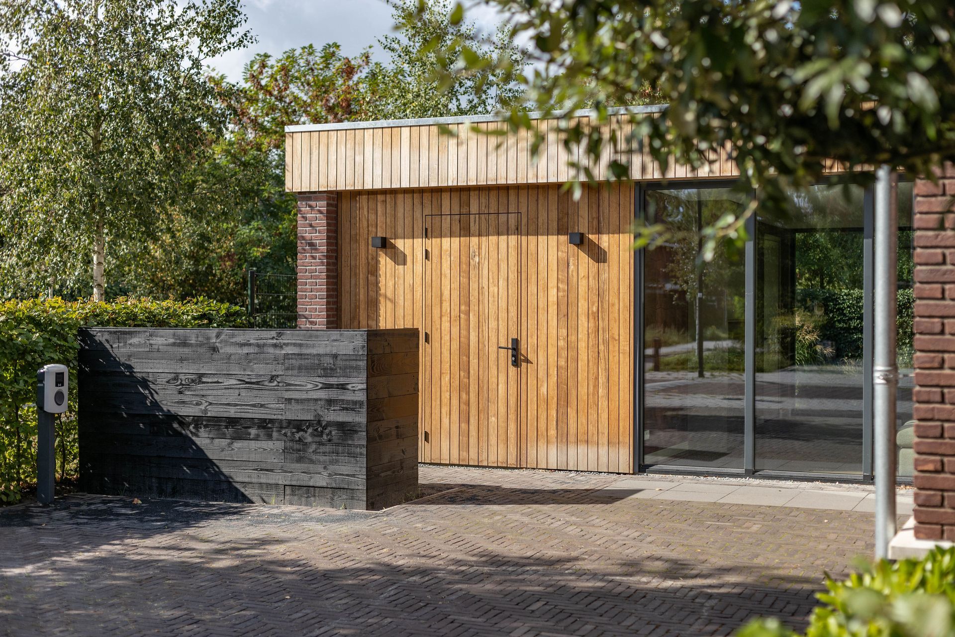 Gerenoveerde voorgevel door aannemer EWG Bouw