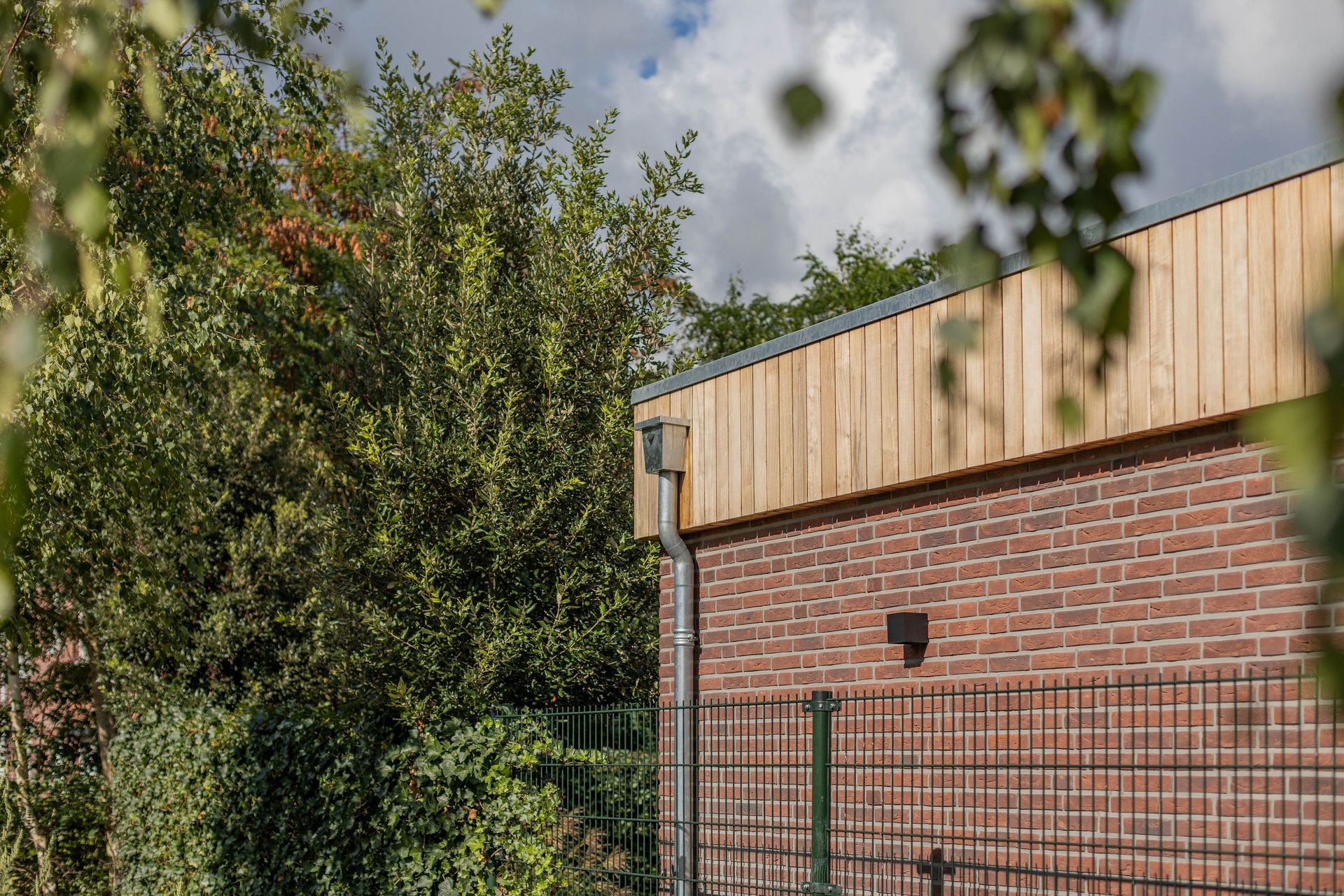 Verbouwing en afwerking. Detail houten aanbouw voorgevel.