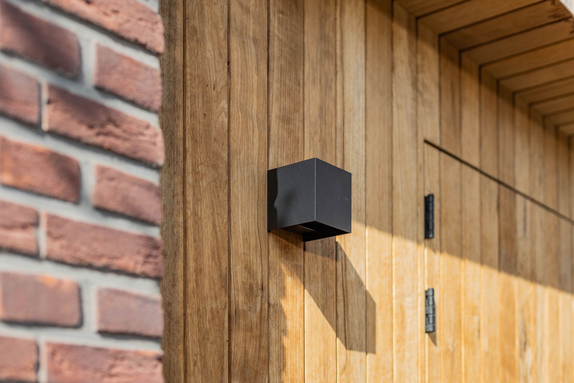 Renovatie afwerking. Detail houten luifel en muurwerk.