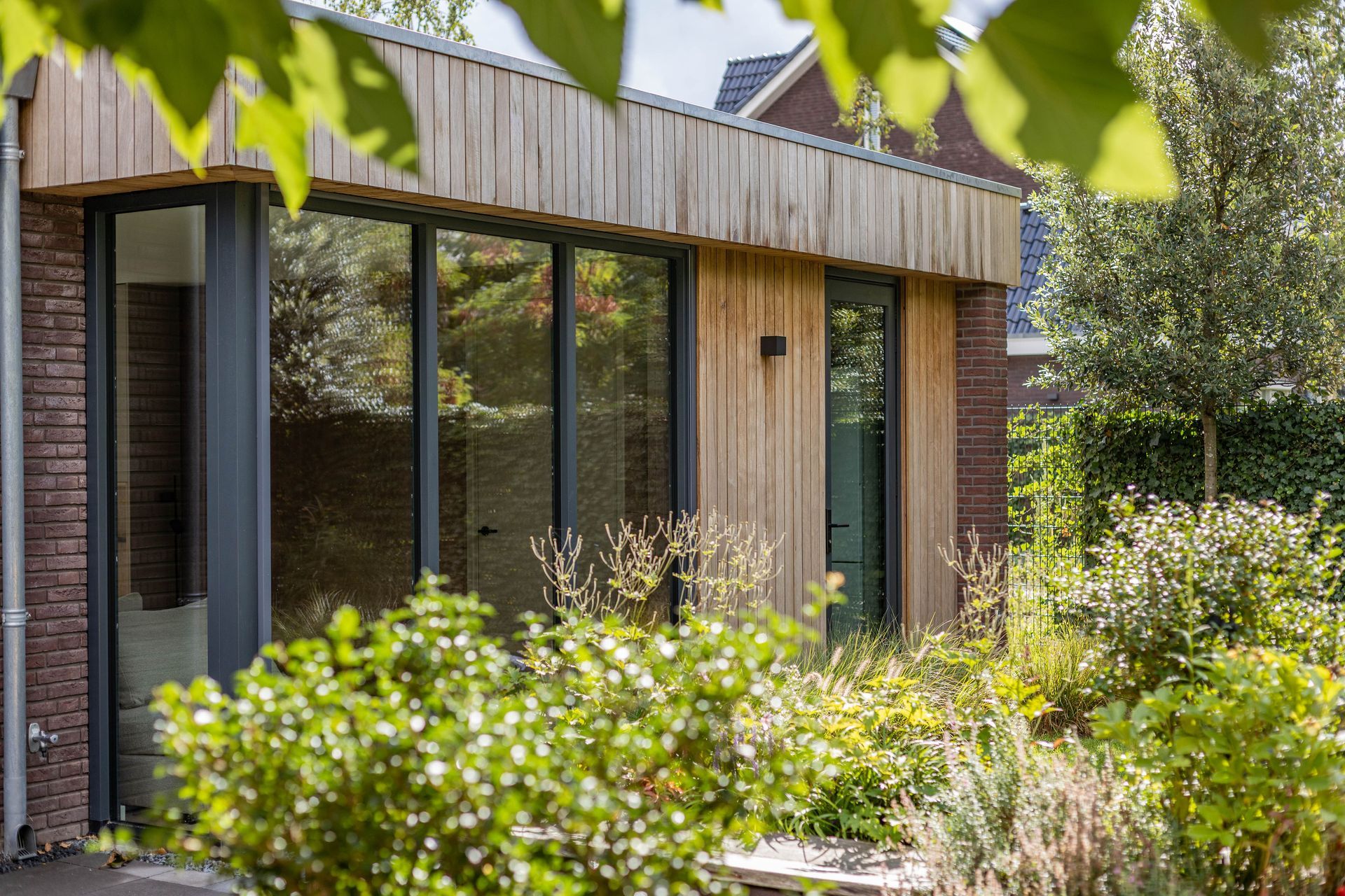 Moderne bakstenen aanbouw houten details. Renovatie woning.
