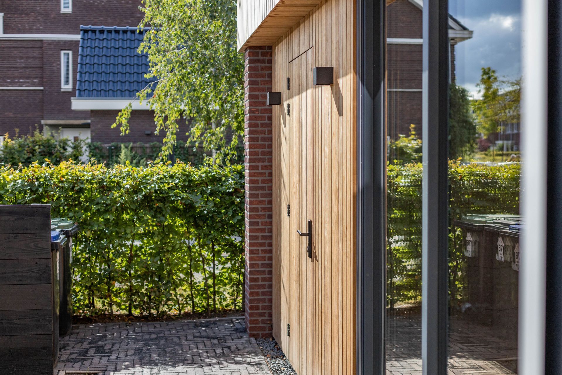 Renovatie voorgevel. Moderne houten voorgevel aanbouw.