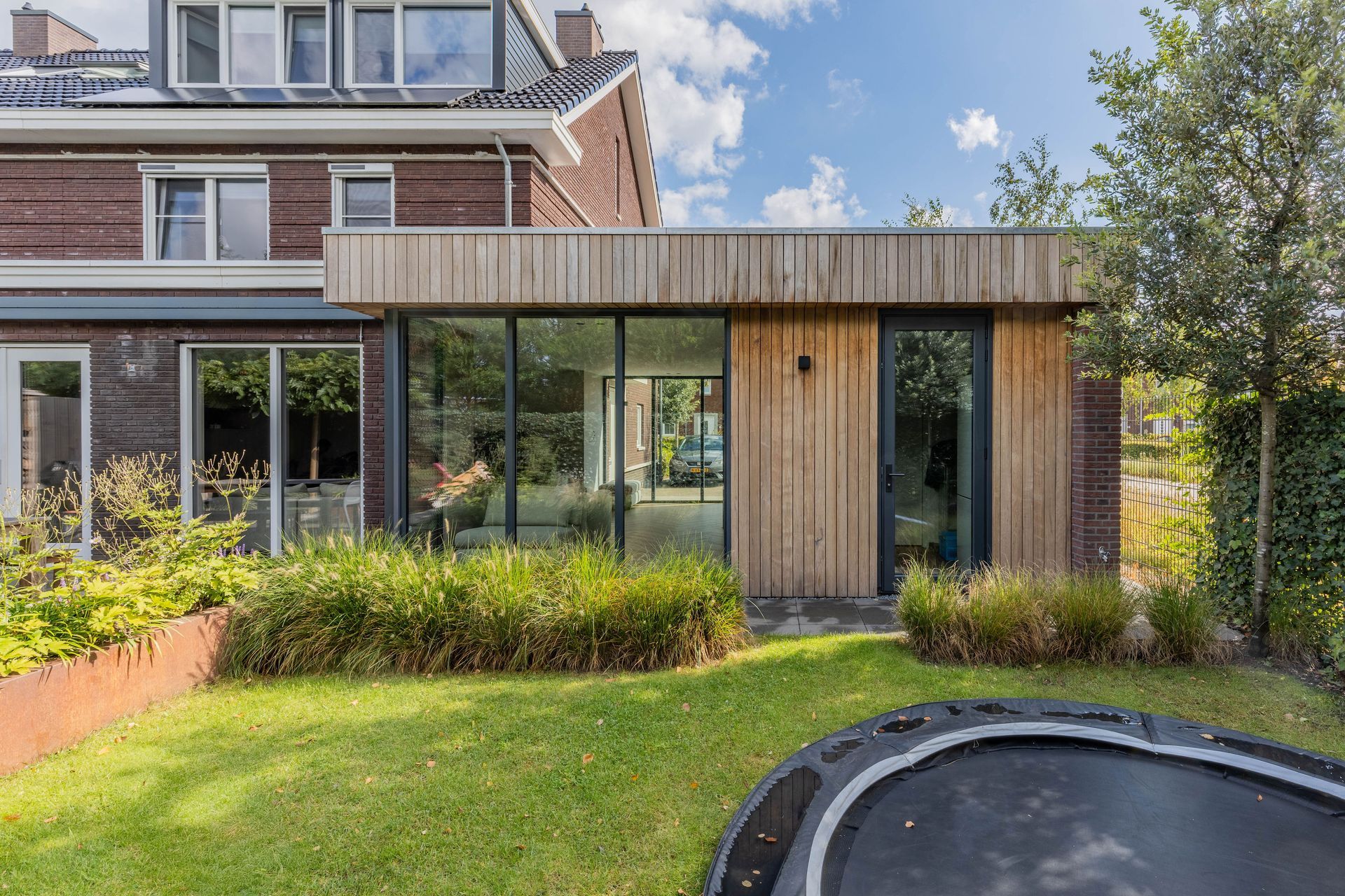 Gerenoveerde woning met grote moderne glazen uitbouw. aanbouw woning