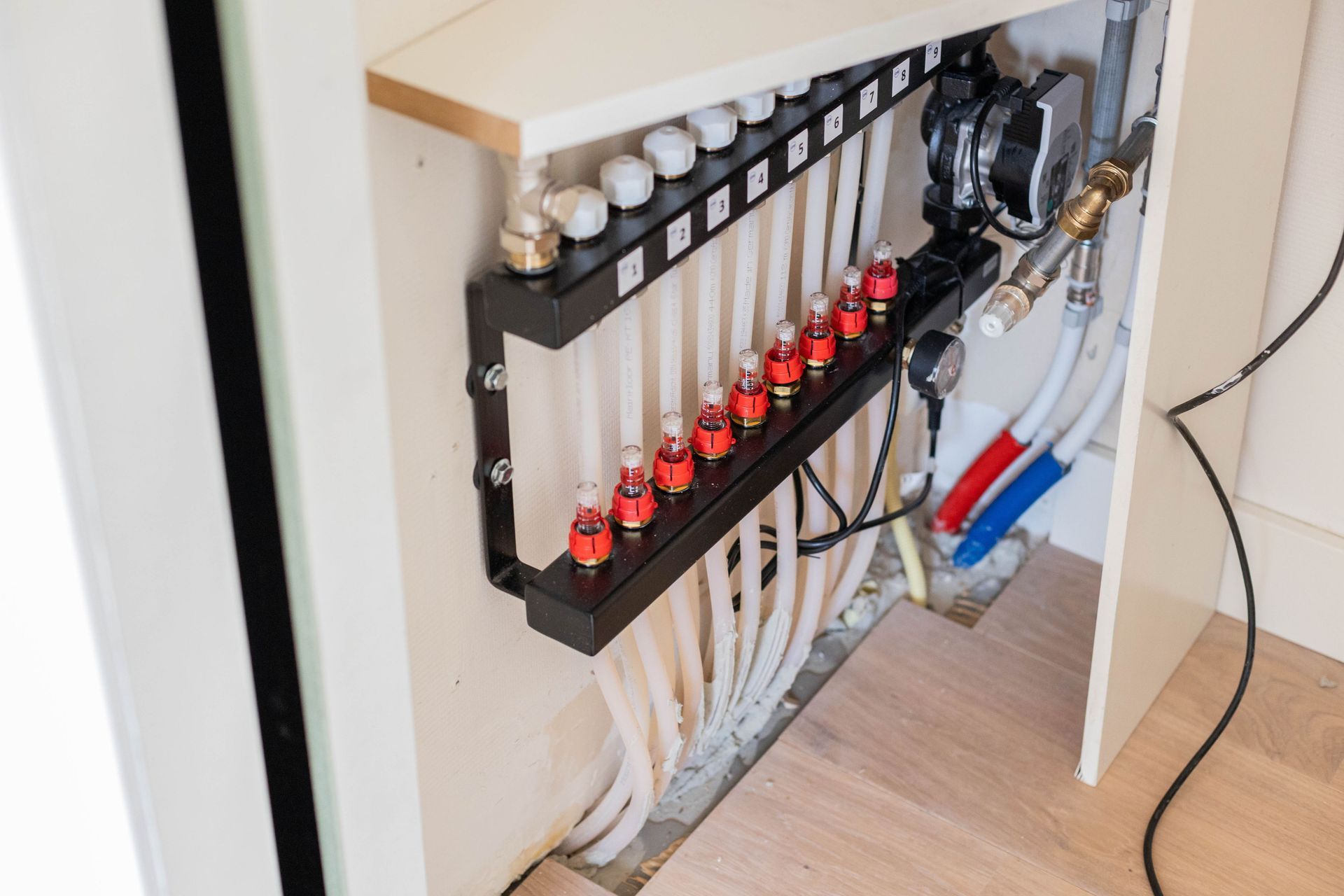Elektrische verdeelkast installatie. Zekeringkast huisaansluting.