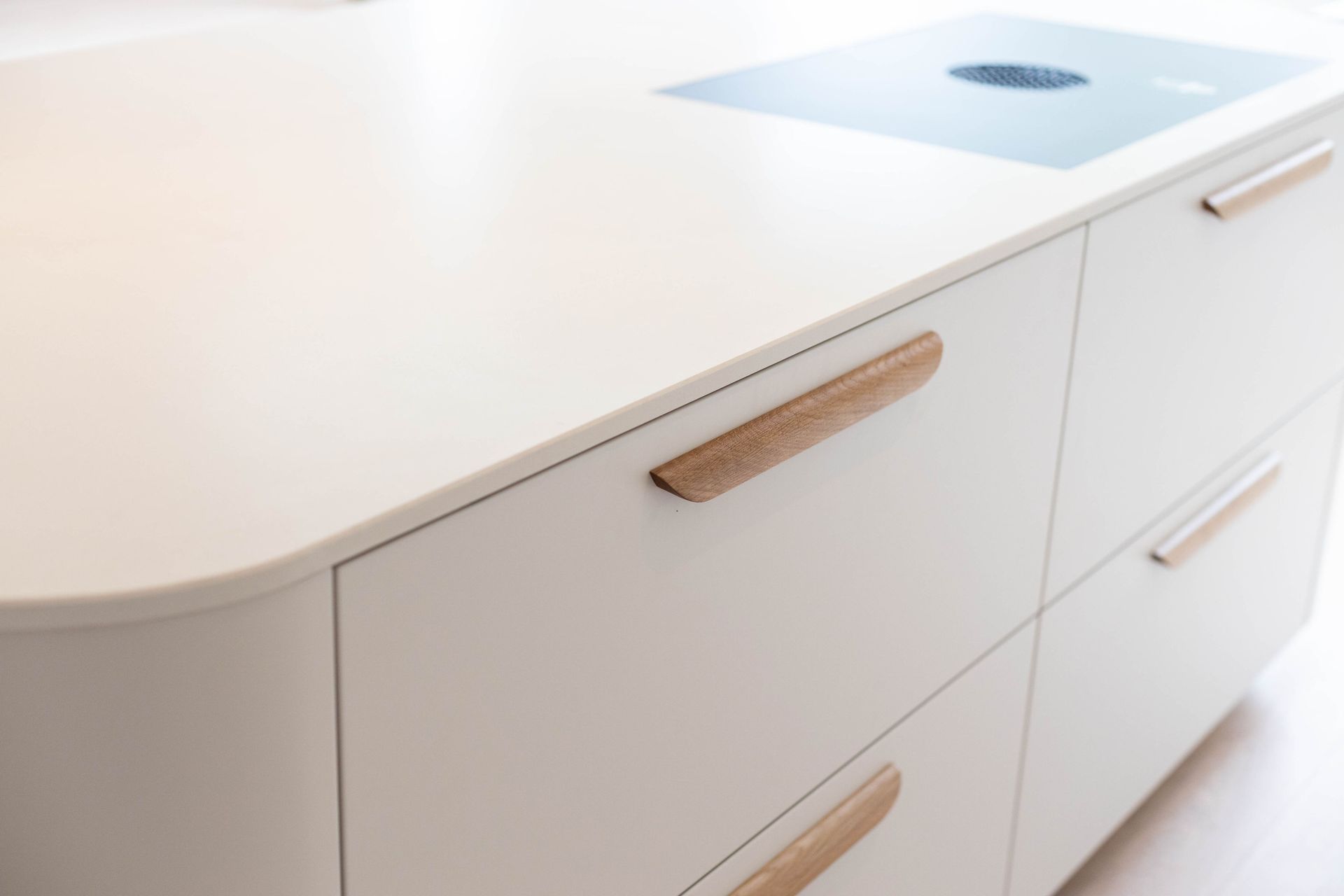 Witte keukenkasten handgrepen. Blad aanrecht detail moderne keuken.