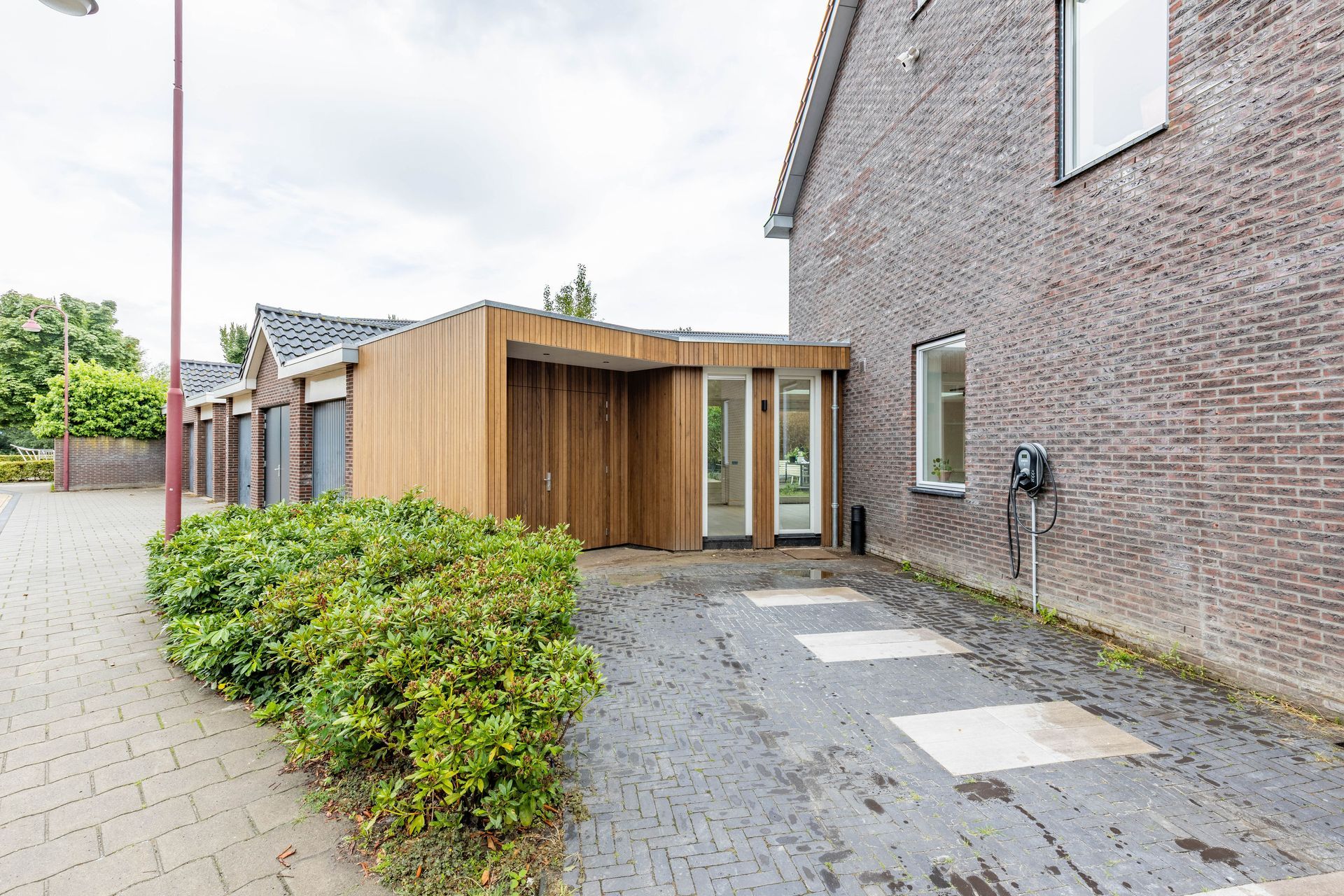 Houten aanbouw garage. Houten bekleding schaal detail. Aanbouw verbouwing woning.
