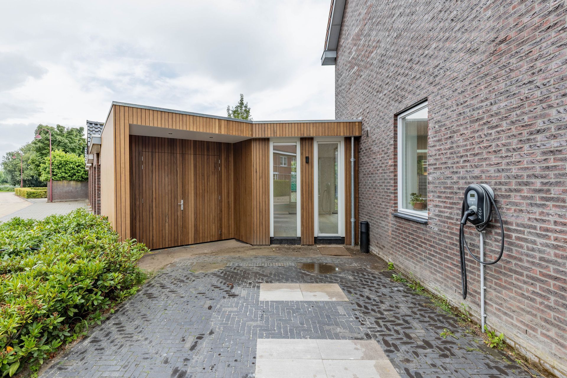 Houten aanbouw moderne uitbouw. Terras patio renovatie woning.