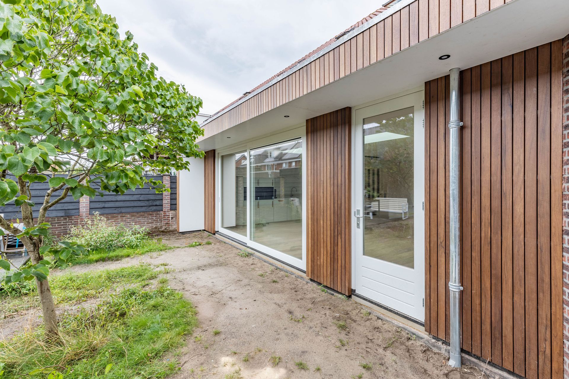 Houten wanden groot raam. Verbouwing renovatie woning.