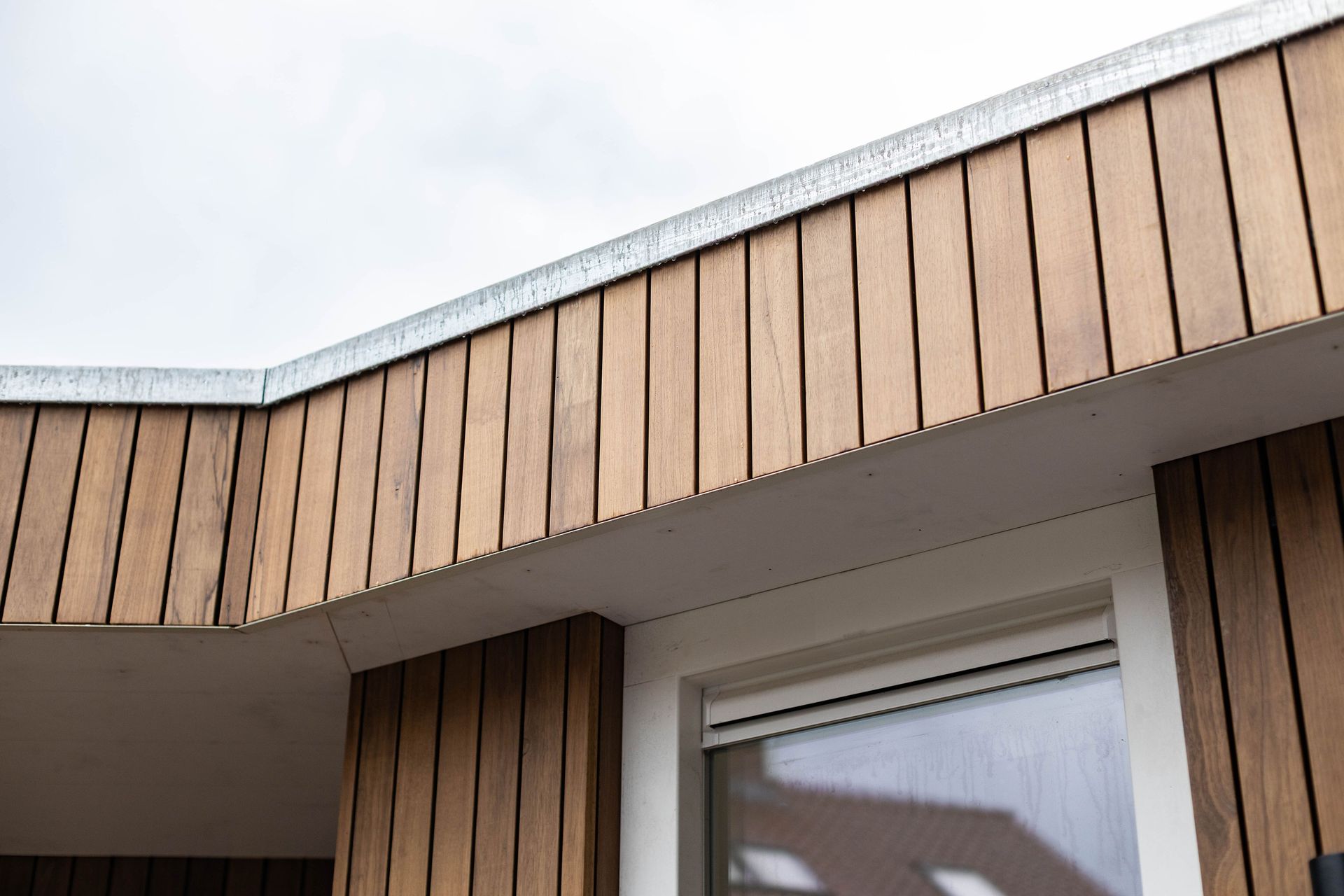 Houten gevel met lamellen - modern huis bouwdetail