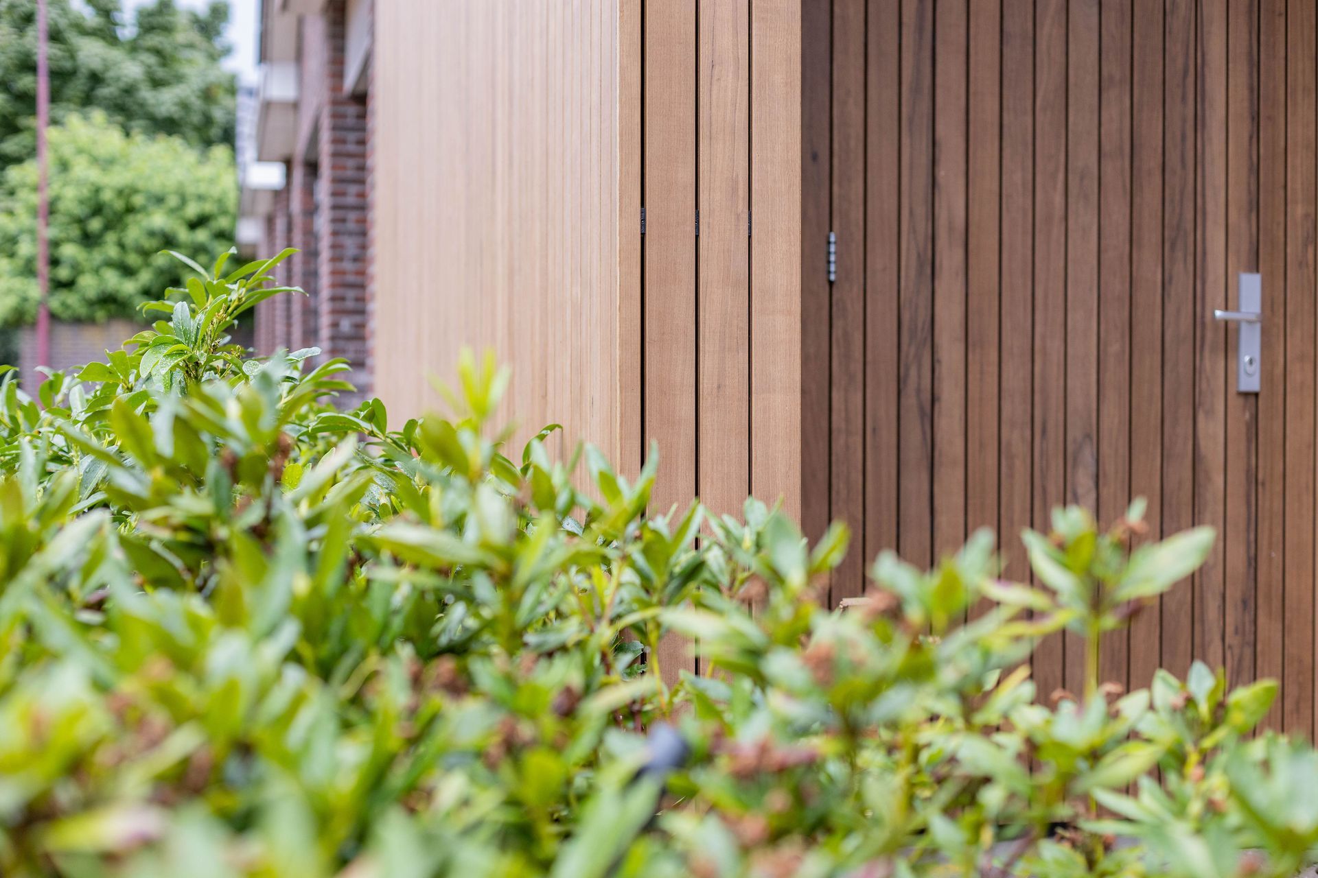Houten wandbekleding verticaal. Tuinzijde afwerking renovatie.