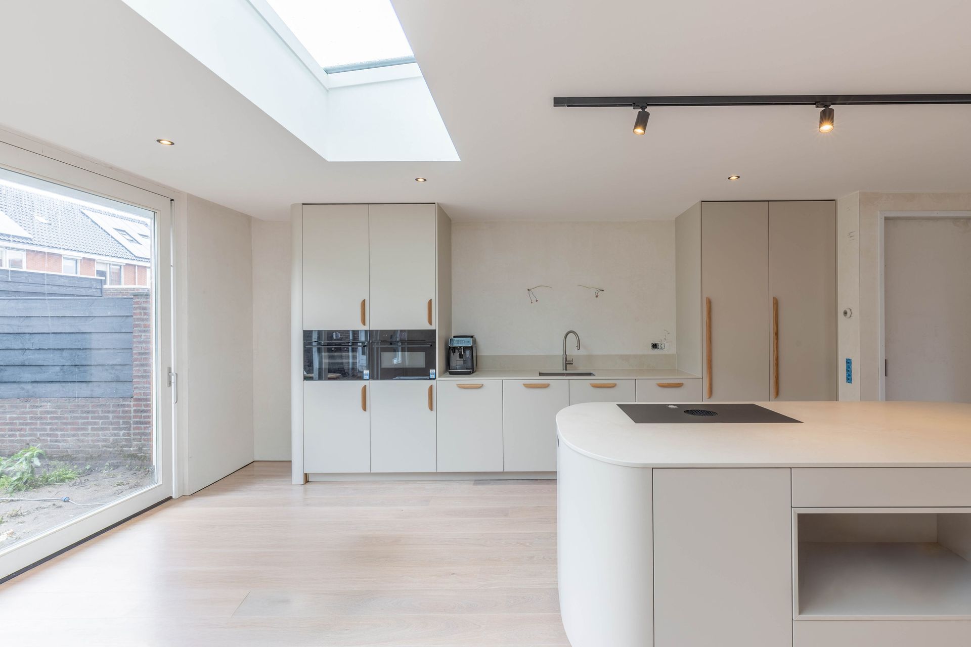 Moderne keuken open concept. Witte kasten eiland. Lichte interieur verbouwing.