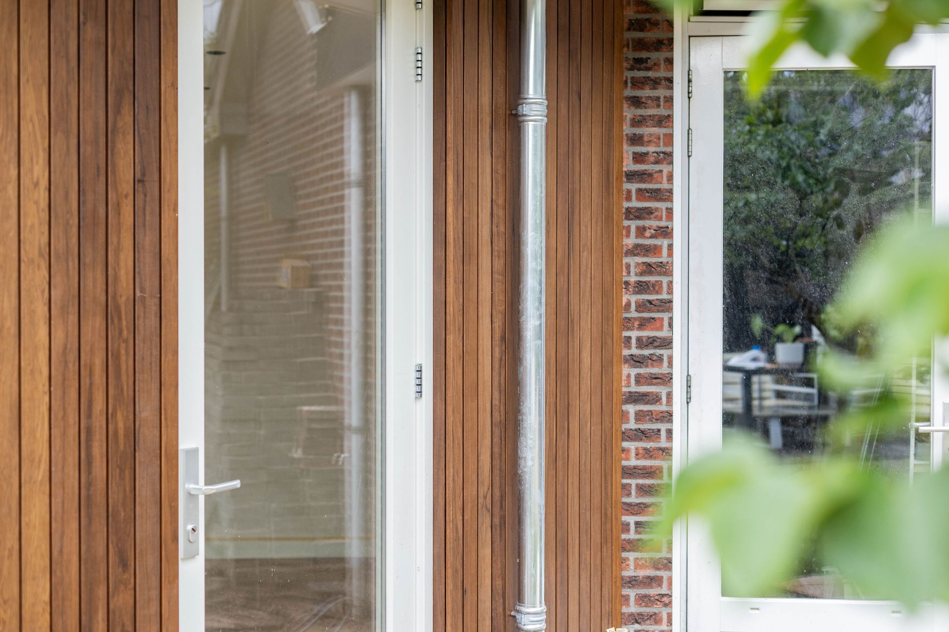 Glas en hout afwerking. Aanbouw interieur.